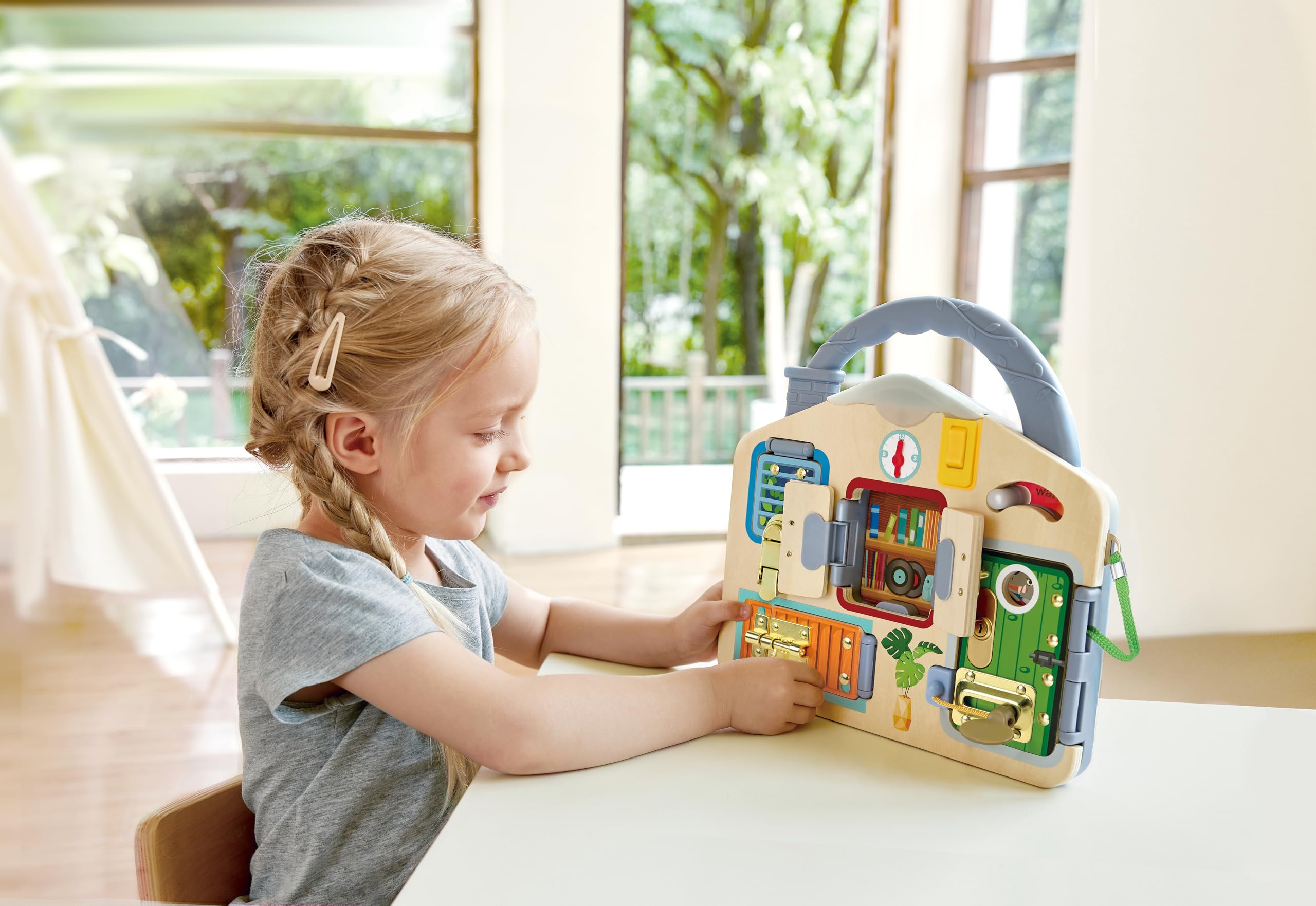 Hape Activity Board Multicolore | Gioco educativo 3–6 Anni | Busy Board in Legno con Porte, Serrature e Chiusure | Senza batterie