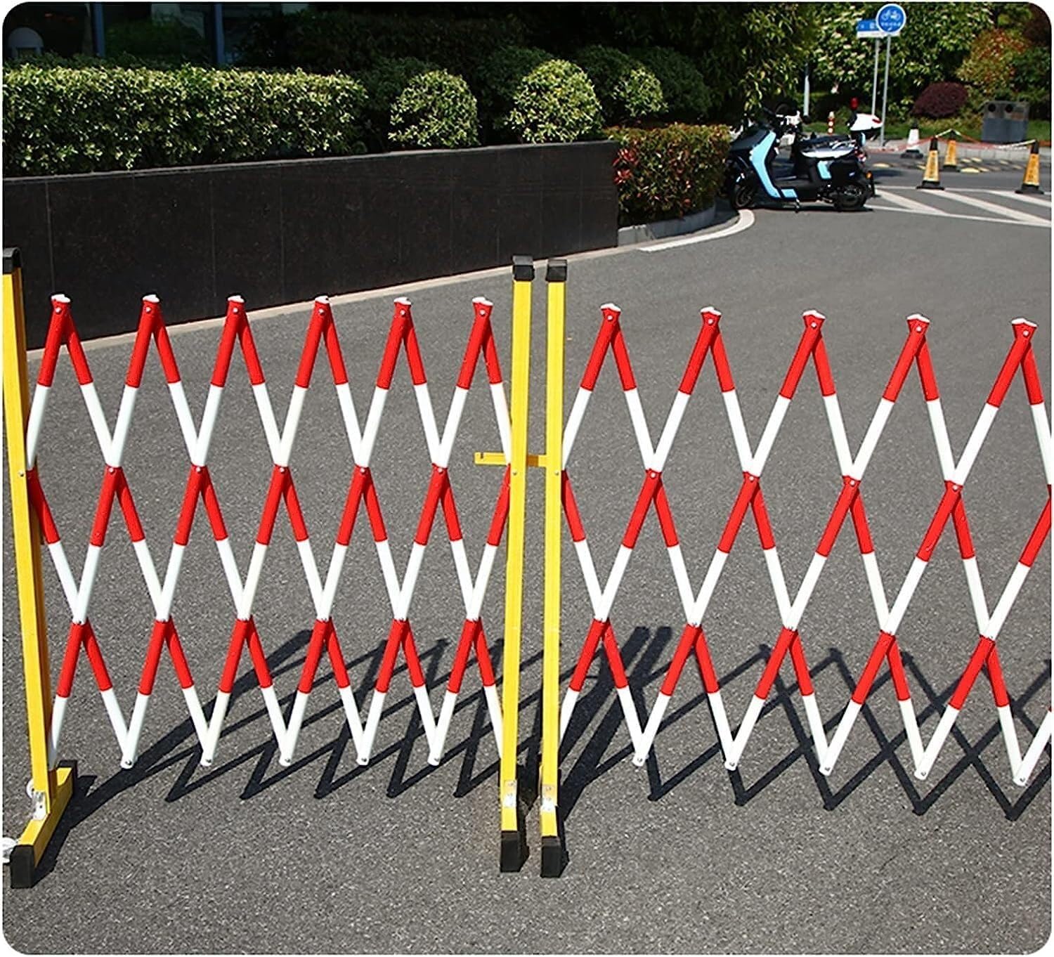 Barrera de seguridad retráctil portátil con ruedas para ahorrar espacio, solución flexible de control de multitudes roja para eventos, espacios al aire libre y necesidades de seguridad