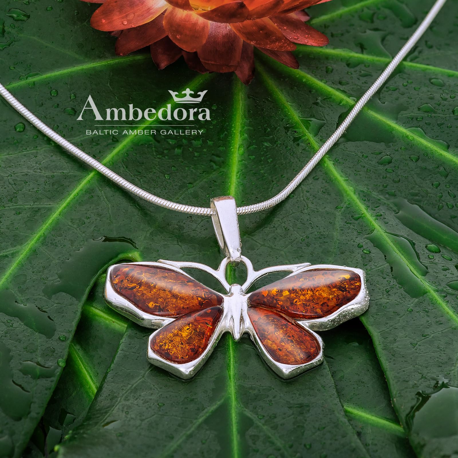 Collar Mujer Pequeña Mariposa I, Plata de Ley Pulida, Ámbar Báltico en Color Coñac, Colgante Mariposa de Plata con Cadena