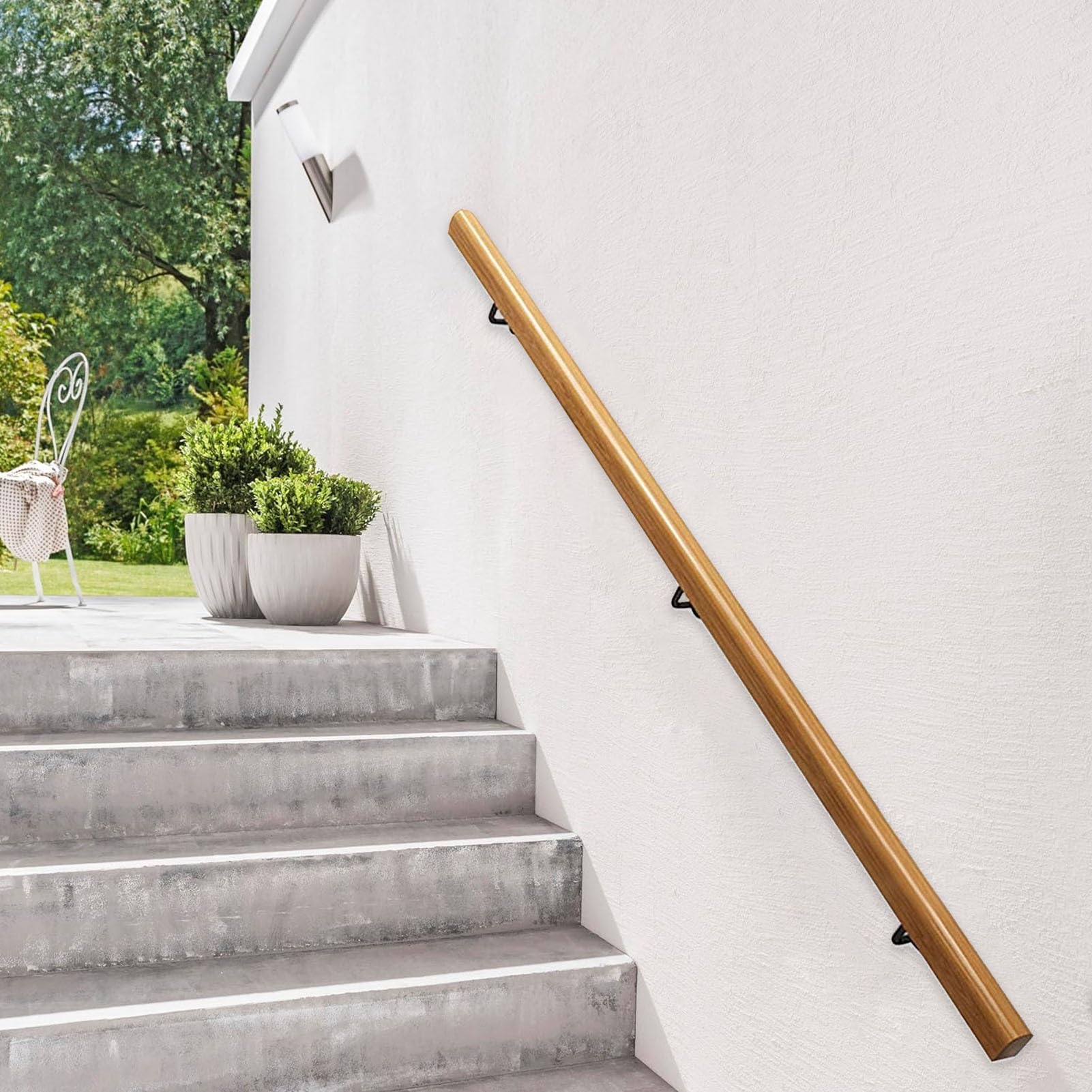 Main courante en bois pour escalier intérieur : protégez votre famille avec douceur
