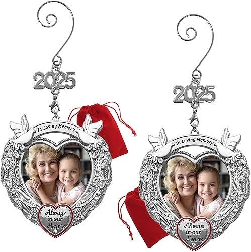 in Loving Memory - Adorno fotográfico de alas de ángel  Juego de 2  Plata con palomas esmaltadas  Corazón grabado  Dije fechado 2024  Joya de