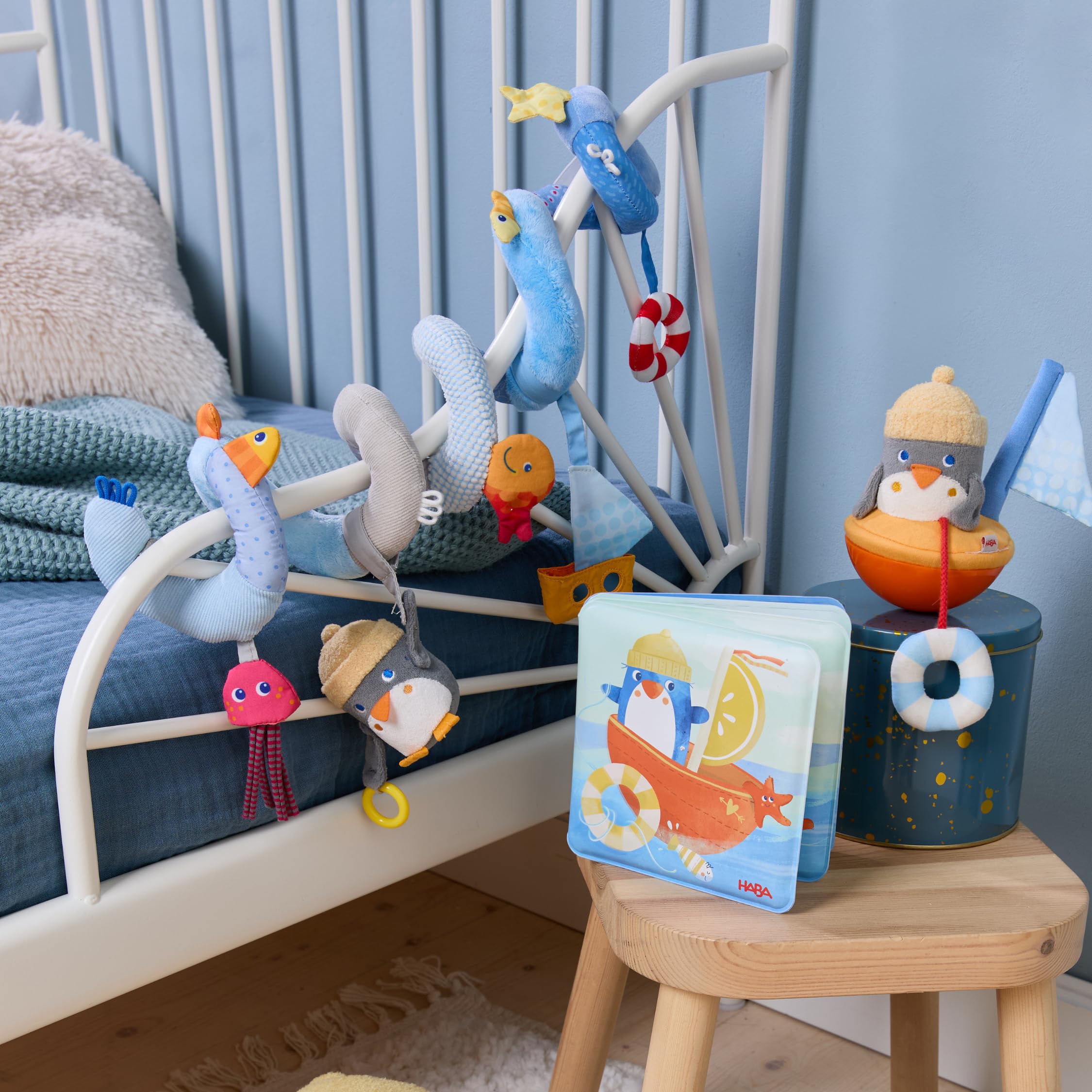 HABA Mobile-Spirale Pinguin – Figurine d'animal Amovible, grelots et Film Miroir, pour Landau et lit bébé, pour bébés à partir de 0 Ans, Cadeau de Naissance – 2012335001