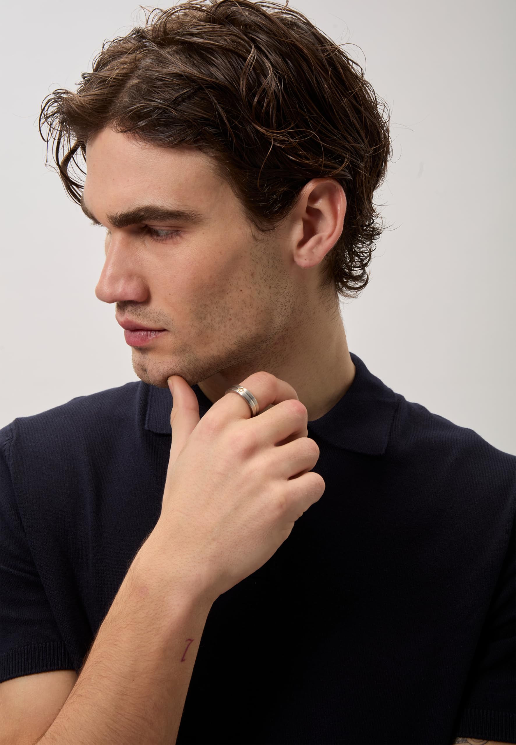 Breil, Collezione Crossroads, Anello Uomo in Acciaio Satinato con Elemento Centrale IP Gold e Cubic Zirconia Bianco, Misura 25
