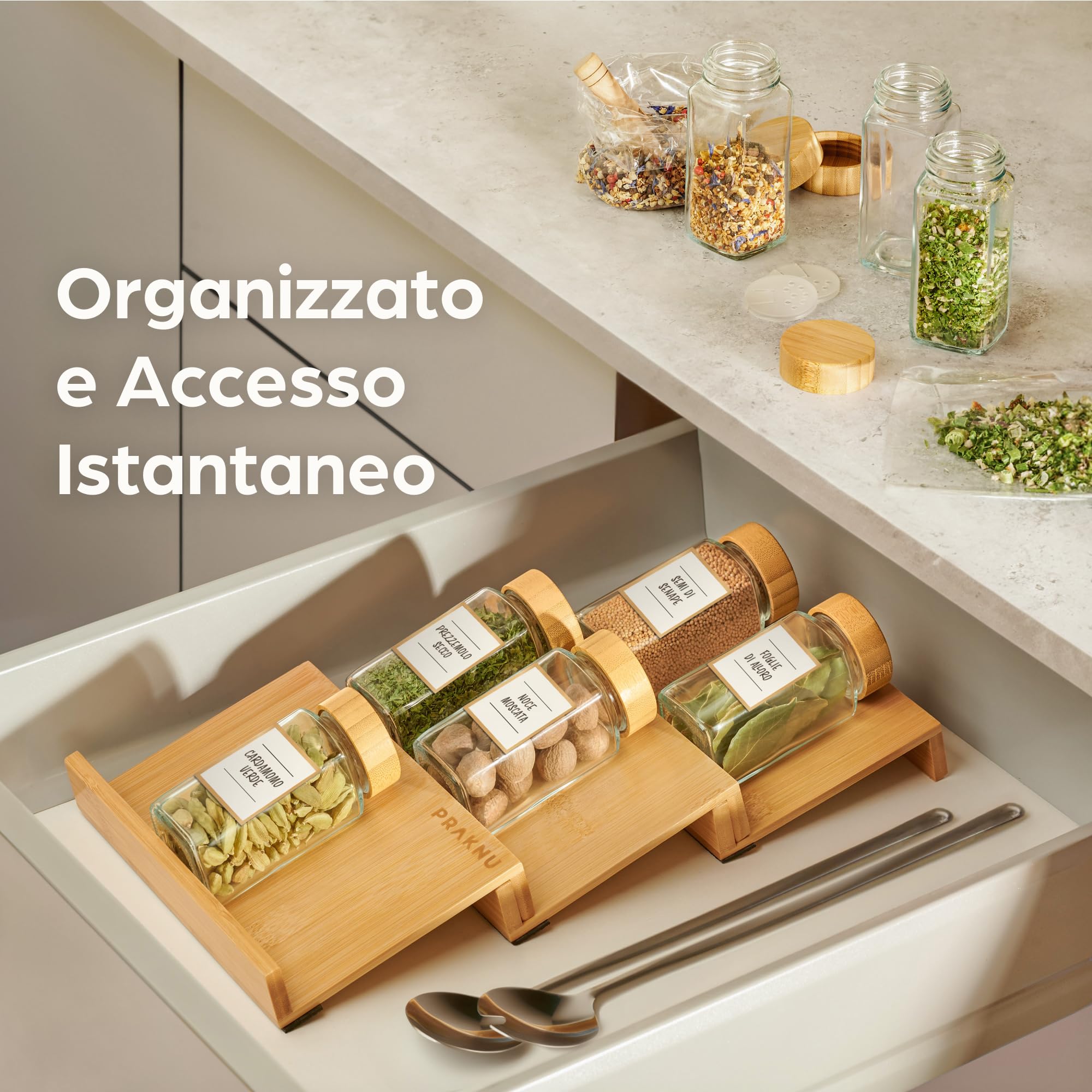 Praknu Barattoli Vetro per Spezie con Coperchi - Set da 12 - Coperchio in Bambù - 120ml - Inclusi Etichette, Spazzola & Cucchiaio in Legno - Contenitori Spezie per Cucina