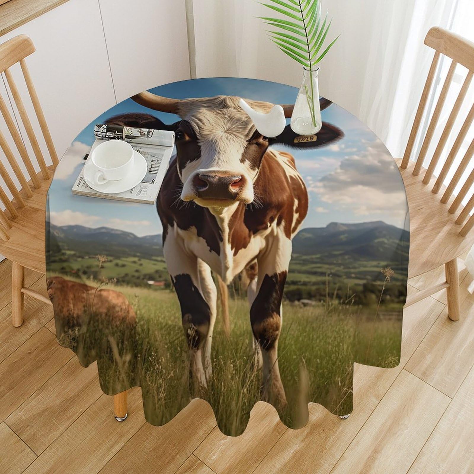 Nappe ronde anti-tache motif vache lavable pour repas de famille sans stress