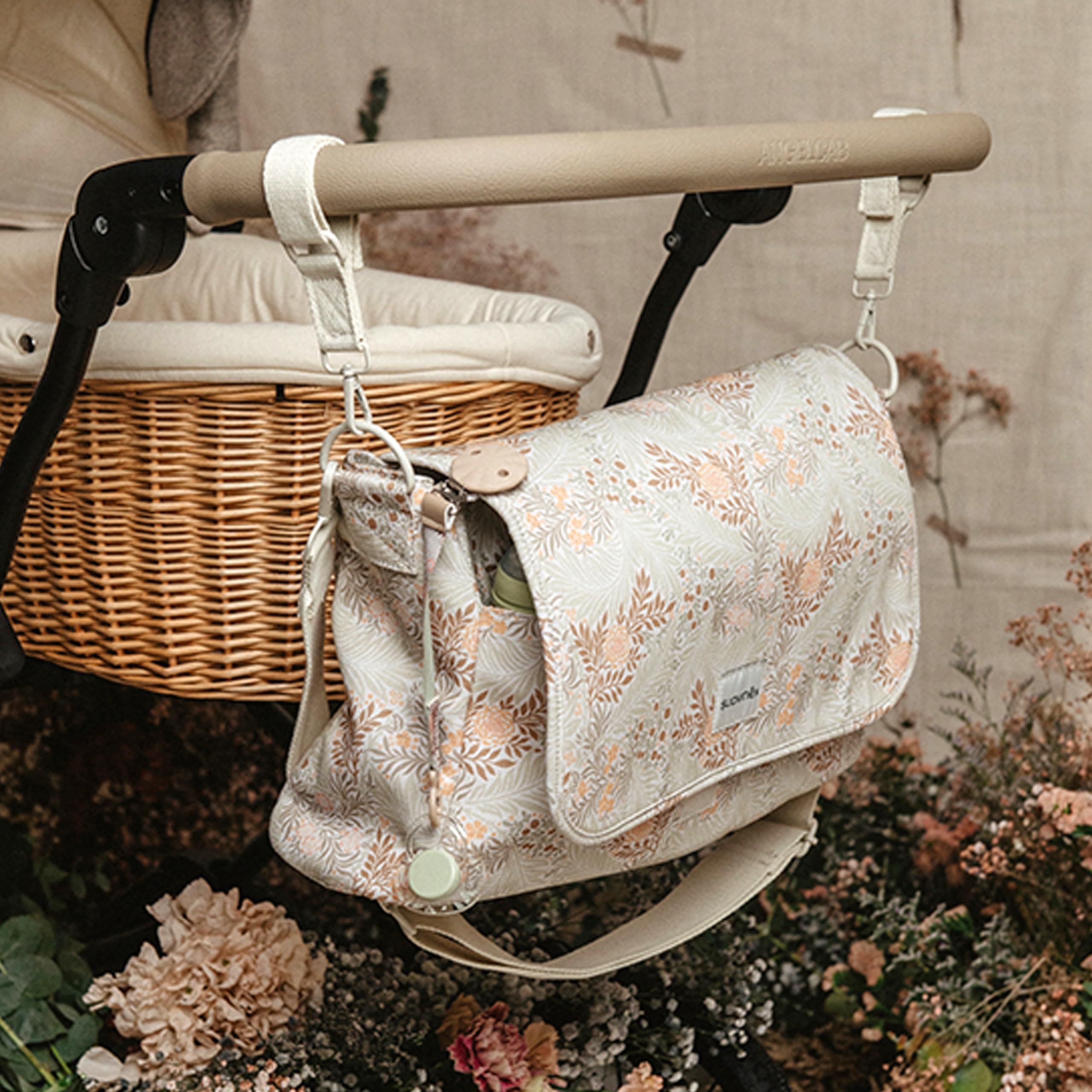 Suavinex, Bolso Maternidad Bandolera, Bolso Carro Bebé de Gran Capacidad, Asas Ajustables al Carrito, Solapa y Cierre de Cremallera, Impermeable, con Bolsillos Interiores, Beige Flores