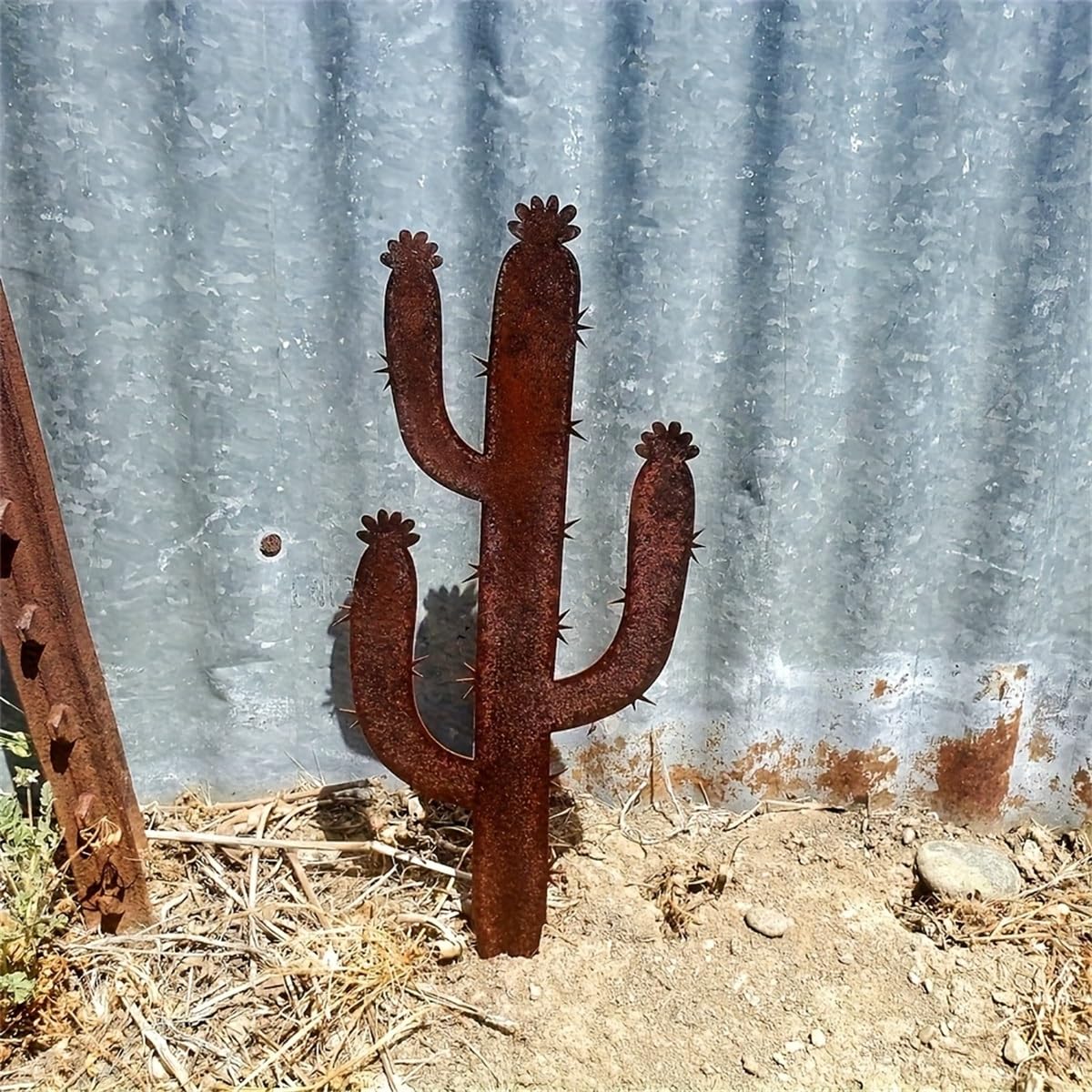 Tuteur décoratif de Jardin en métal rouillé, Cactus en Fer, Couleur Rouille, idéal pour la décoration et l'ornement.