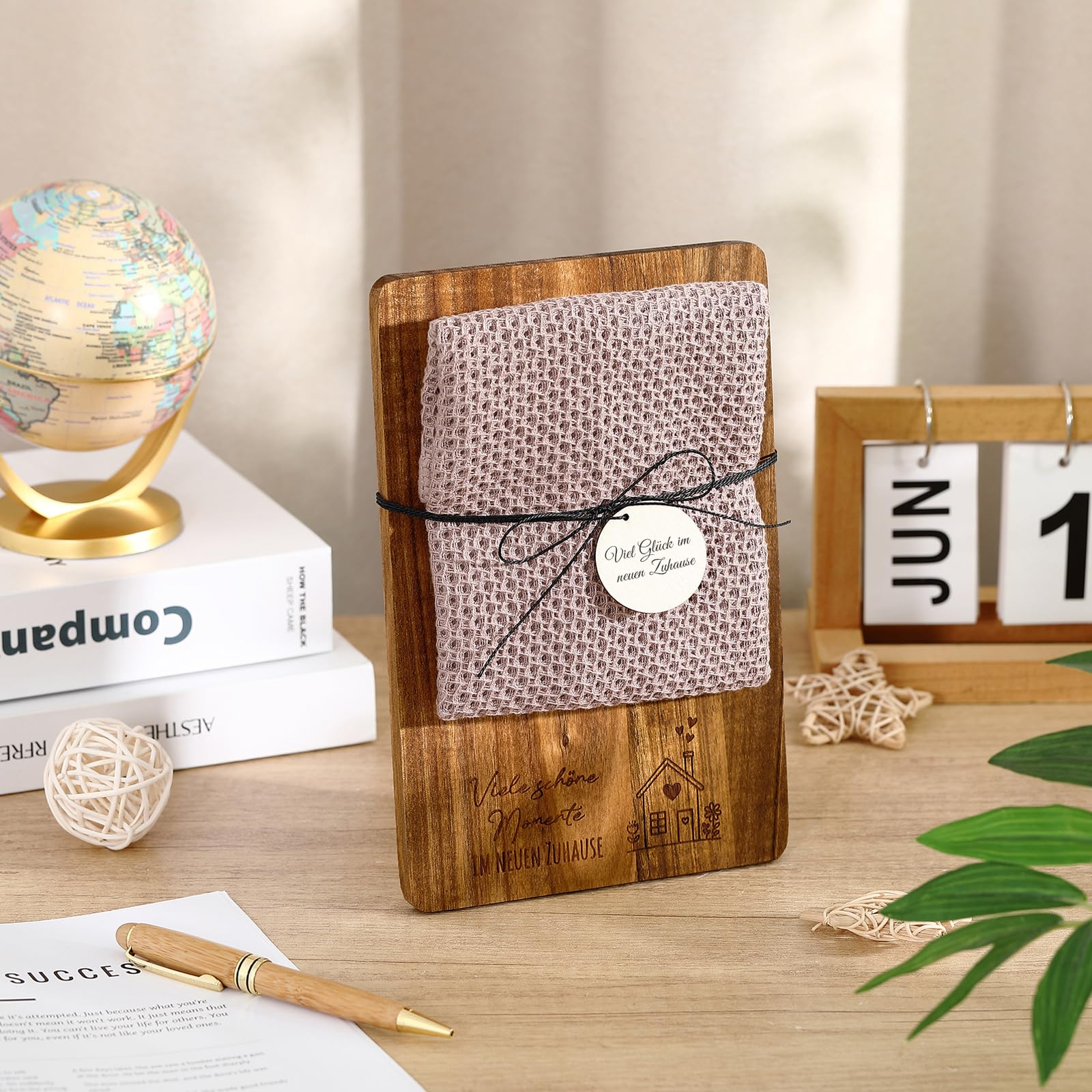 Xuniea Einweihungsgeschenk 23 x 15 cm Holz Frühstücksbrett Baumwolle Küchentuch Neues Zuhause Geschenk zum Einzug Wohnung Geschenk zum Einzug Richtfestgeschenk(Viele Schöne Momente im Neuen Zuhause)