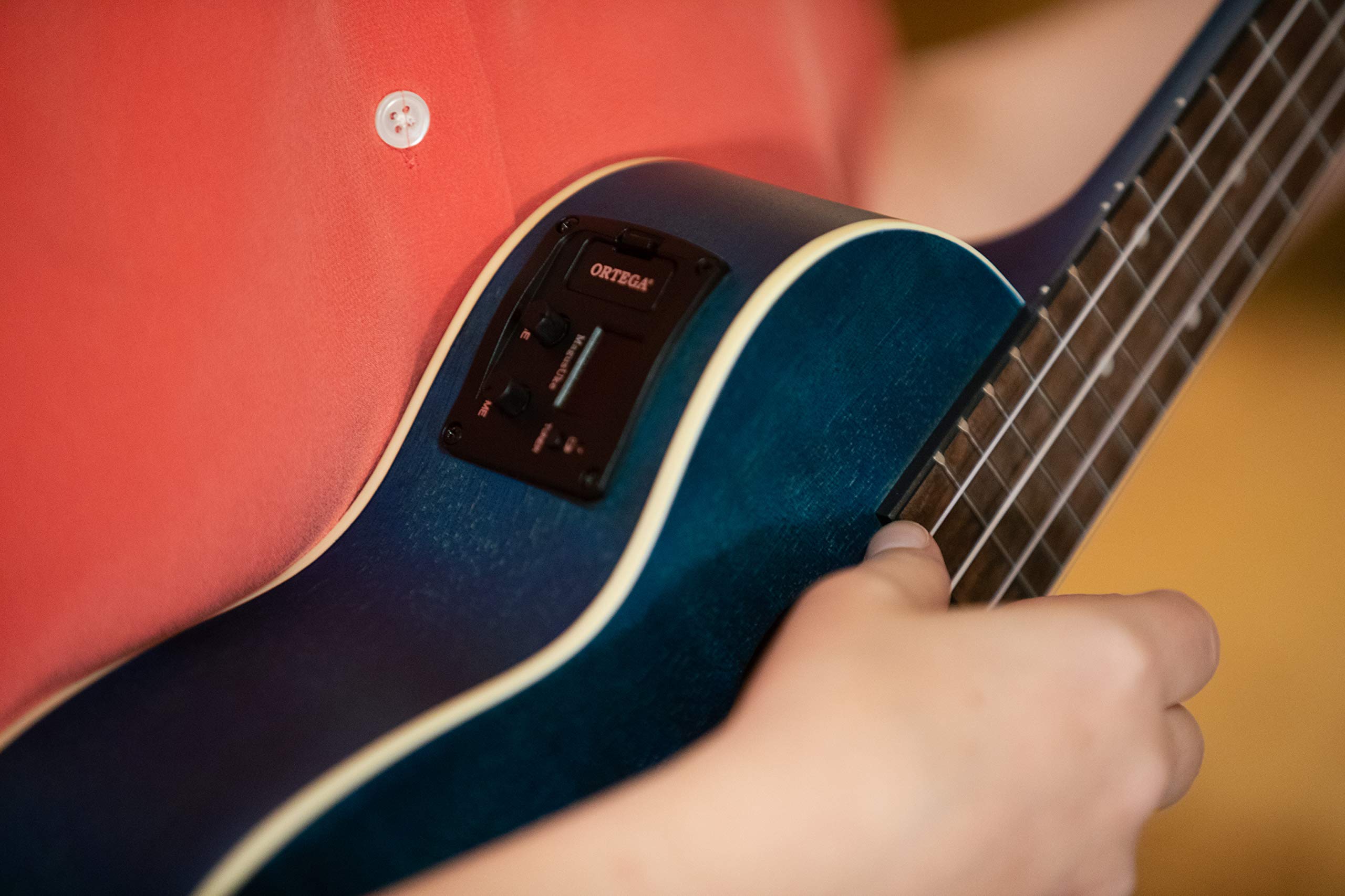 Ortega Guitars Konzert Ukulele Elektro-Akustisch – Earth Series – mit Cutaway – Okoume, Dunkelblau (RUOCEAN-CE)