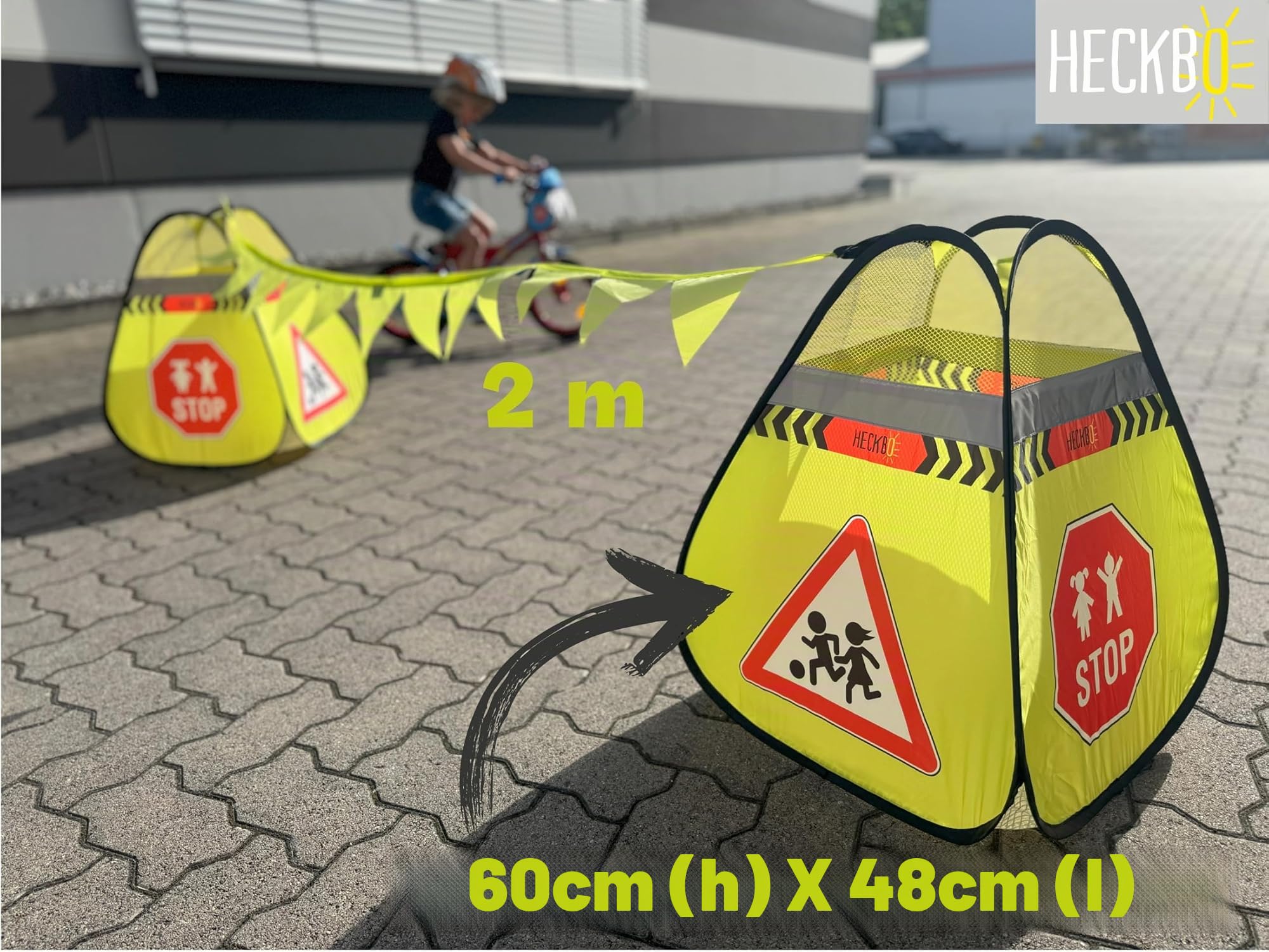 HECKBO Panneau d'avertissement de rue pour enfants - Panneau avec pylônes qui jouent et guirlande de fanions - Pylônes de sécurité - Kit pop-up de sécurité - Cône d'avertissement Street Buddy