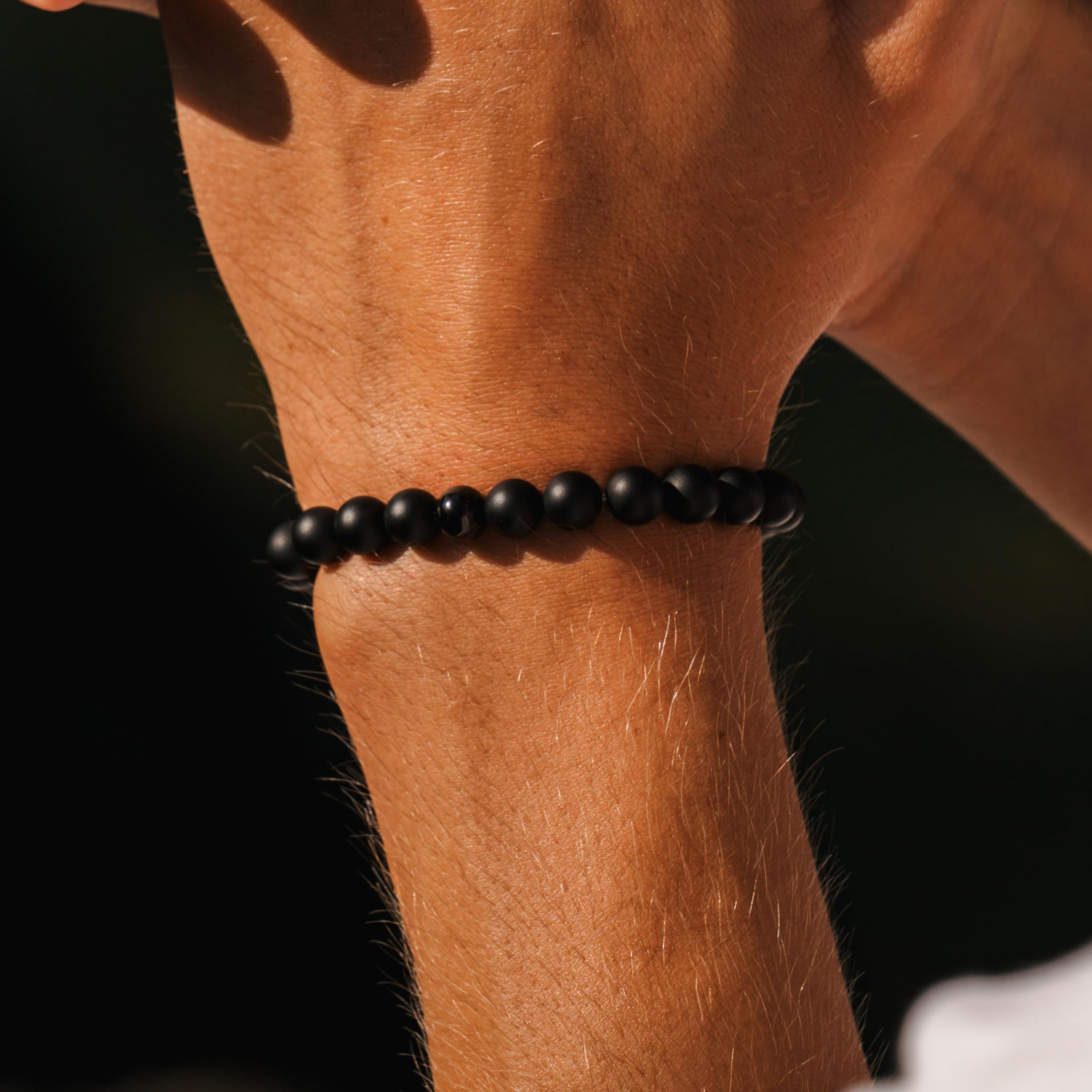 Handgefertigt in Italien | Premium Perlenarmband für Männer | Schwarzer Onyx, braunes Tigerauge oder graue Larvikit-Steinperlen | Exklusive Schmuck-Geschenkbox