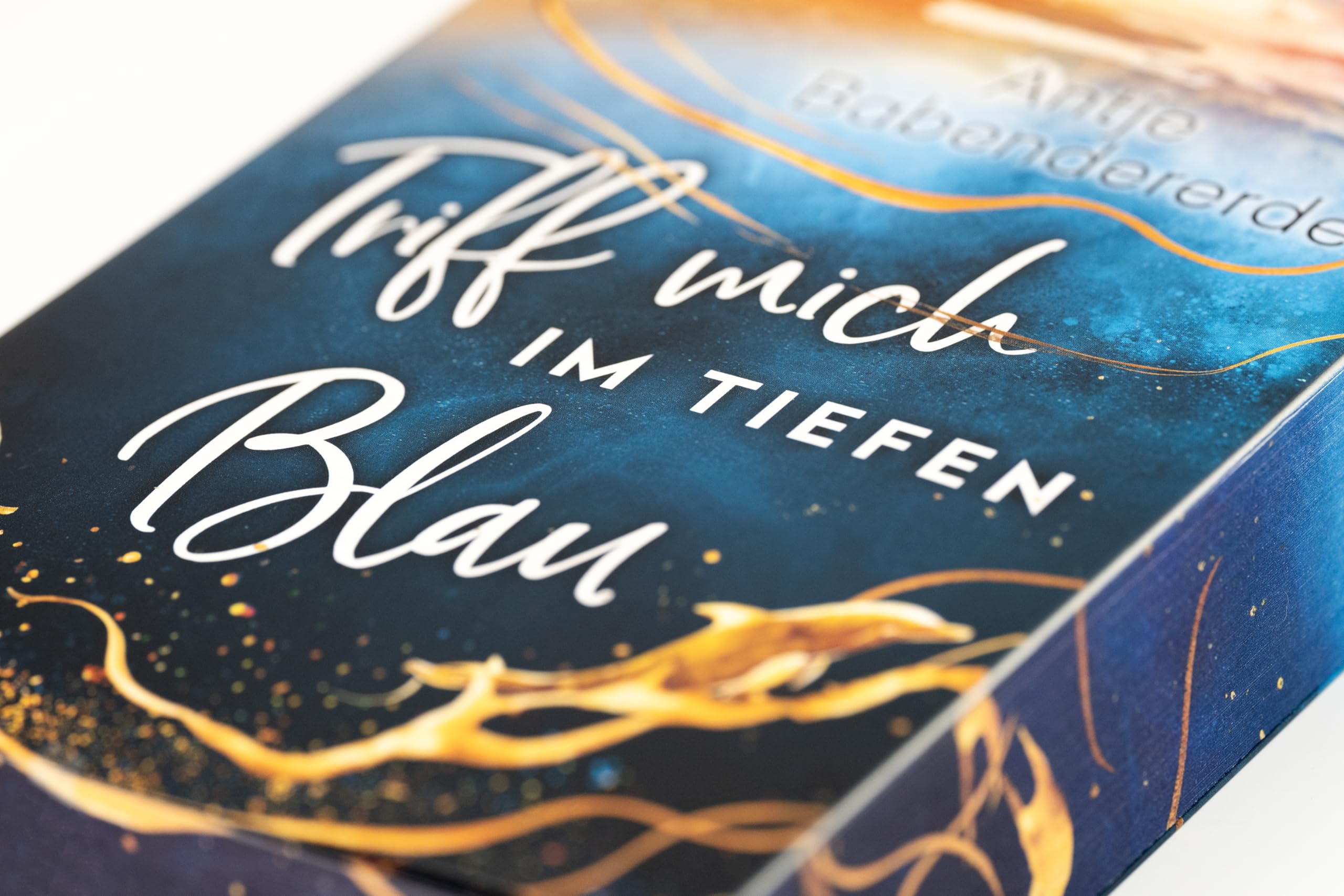Triff mich im tiefen Blau: Gefühlvoller Liebesroman auf einer rau-romantischen Hebriden-Insel am Rande Schottlands (Mit Farbschnitt in 1. Auflage)