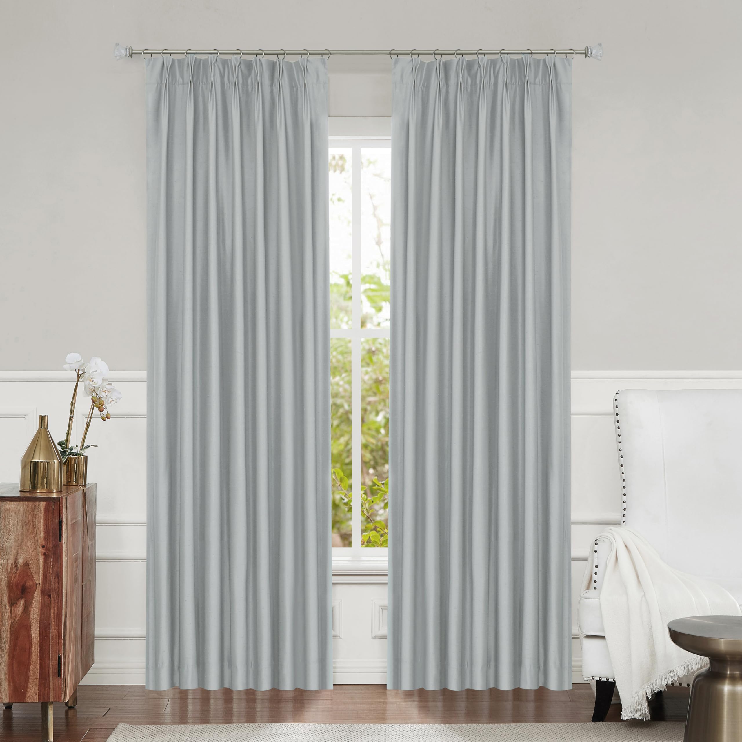 Rideaux plissés gris contre le bruit et le froid de la chambre à coucher