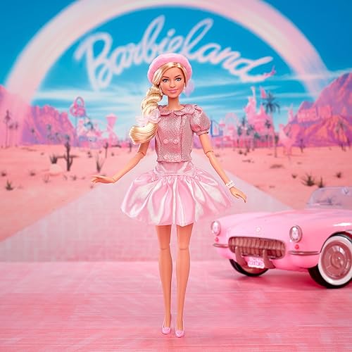 Barbie Le Film Poupée à Collectionner inspirée du Film avec Margot Robbie, avec Une Tenue composée d’Un Chemisier et d’Un Tutu Roses, Une Coiffure emblématique et des Bijoux Assortis, JBJ53 - 2