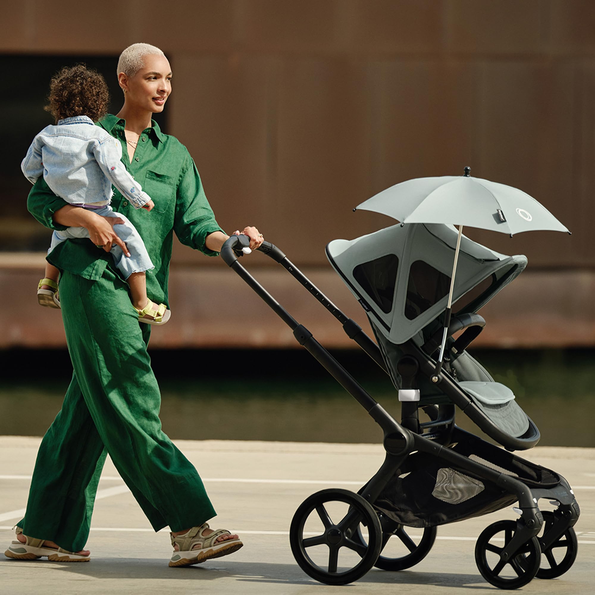 Sombrilla+ Bugaboo, Compatible con todos los carritos Bugaboo, Tejido de protección solar UPF 50+ para una protección solar óptima, Conexión con un clic y mecanismo de fácil ajuste, Negro