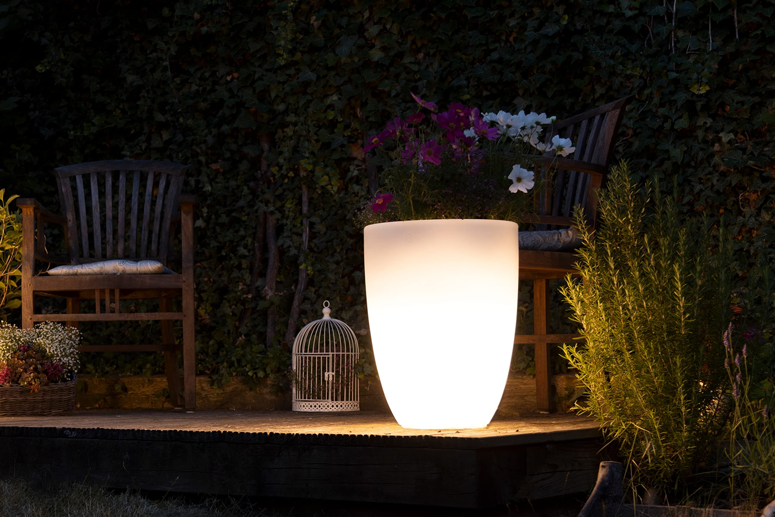 8 seasons Design LED Pflanzkübel 39 x 51cm, Shining Curvy Pot M (Weiß) E27, warmweißes Licht – wetterfest – beleuchteter Blumentopf für außen (Garten, Terrasse, Balkon) und innen