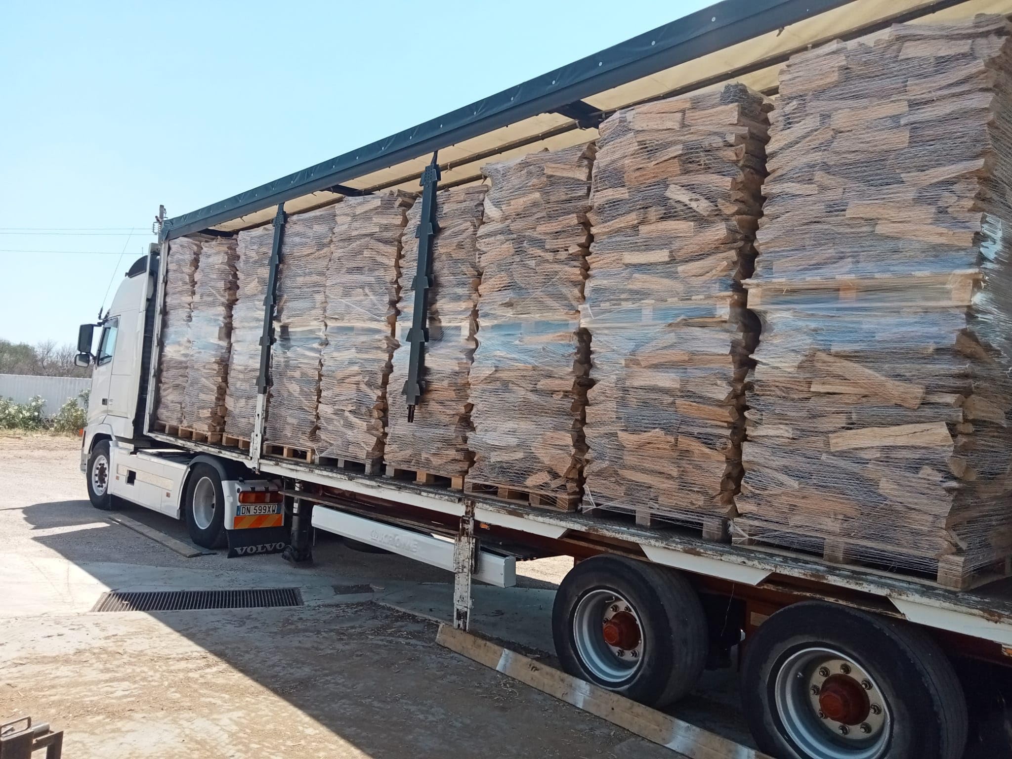Legna da Ardere di Ulivo su Bancale 700 kg – Legna per Camino, Barbecue e Pizzerie – 100% Ulivo Made in Italy – In Omaggio 4 Sacchi di Scaglie di Ulivo Accendifuoco