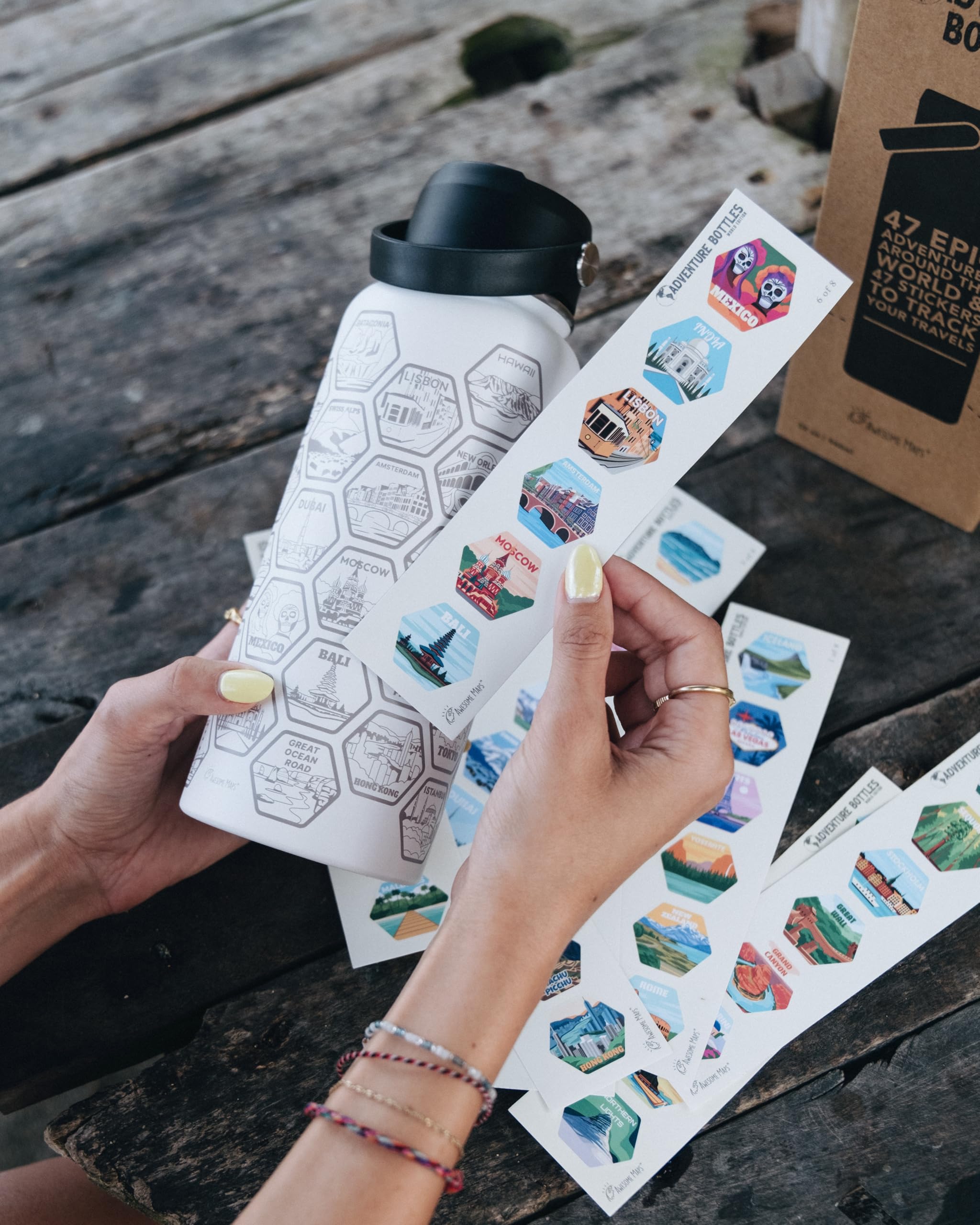 Awesome Maps Adventure Bottle - Personalisierbare Trinkflasche Reise Stickern, 1L Edelstahl, BPA-frei, auslaufsicher - Reise Geschenk für Männer und Frauen