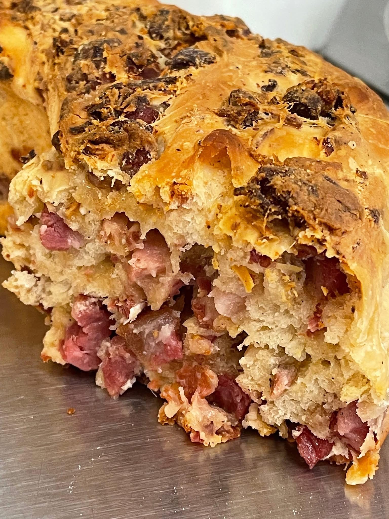 Kg 1,5 Casatiello Napoletano Artigianale, Lunga Lievitazione, con Salumi e Formaggi, Forma ad Anello.