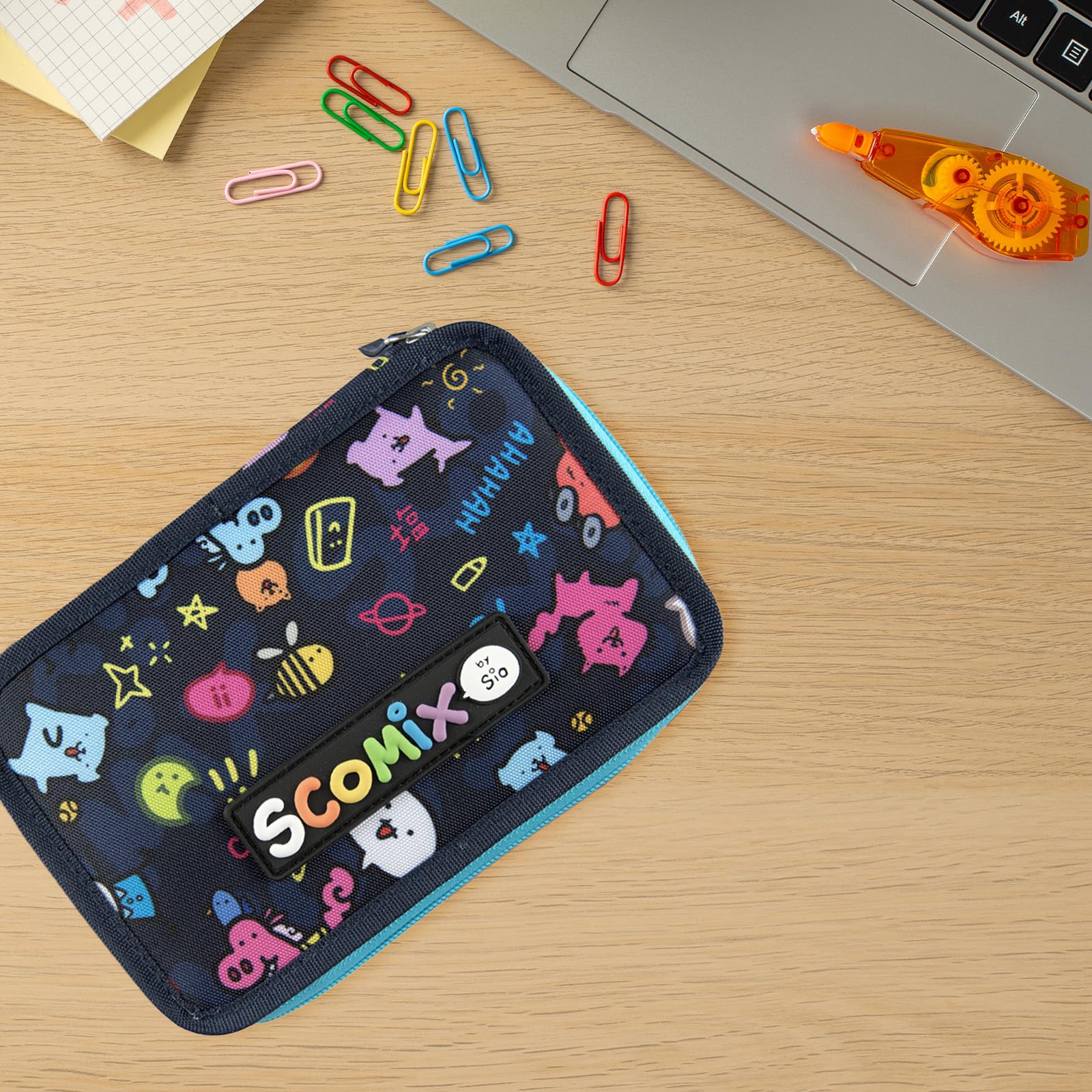 COMIX Scomix by Sio - Astuccio Scuola, Astuccio 3 Scomparti per Bambini e Ragazzi, con Set Cancelleria Incluso, 5 Etichette Adesive Portanome e Pratiche Chiusure a Zip, 20 x 13H x 7 cm, Blu