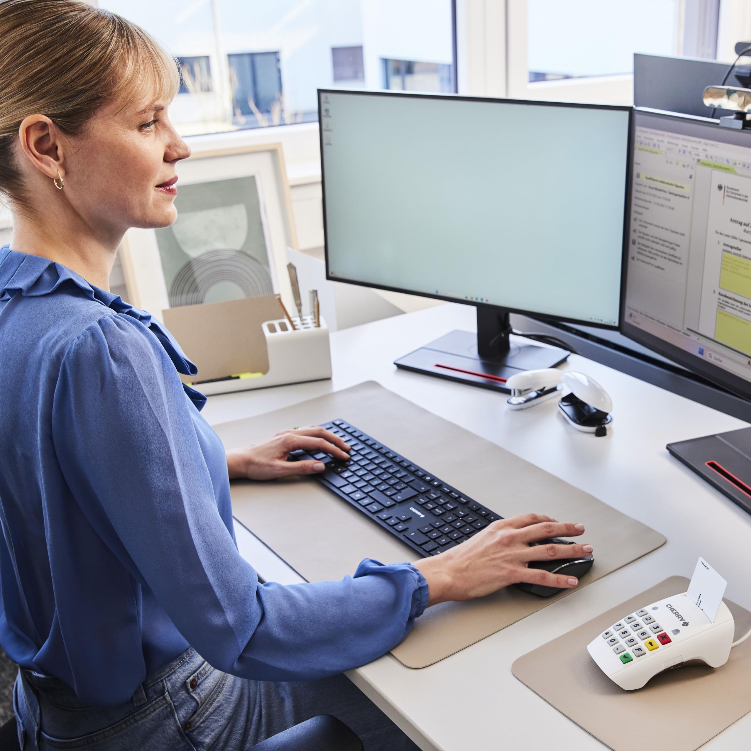 CHERRY Smart Terminal ST-2100, USB-Chipkartenleser mit 16 Tasten, Weiß | Smartcard Leser für Krankenversicherungskarte (KVK), elektronische Gesundheitskarte (eGK), Homebanking, Einhändig Bedienbar