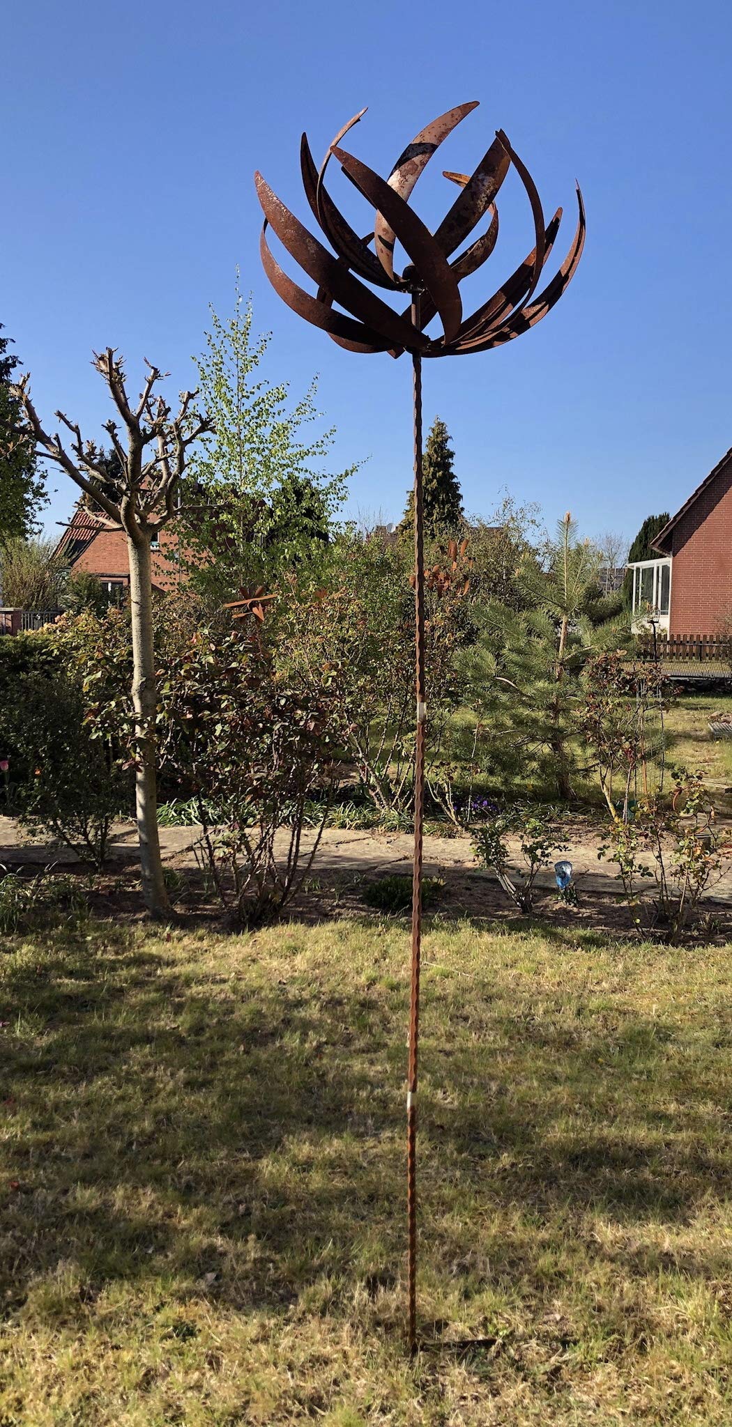 Metall Windrad 'Lotus' - massives Windspiel Windmühle für den Garten - wetterfest und standfest - mit besten Kugellagern - aus Vollmetall mit Edelrost-Patina – Höhe 221 cm