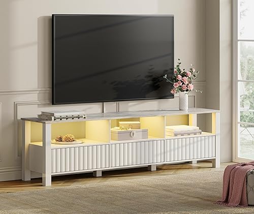 WAMPAT Soporte de TV blanco para televisores de hasta 75 pulgadas, moderno centro de entretenimiento con LED amarillo, mesa consola de TV de madera
