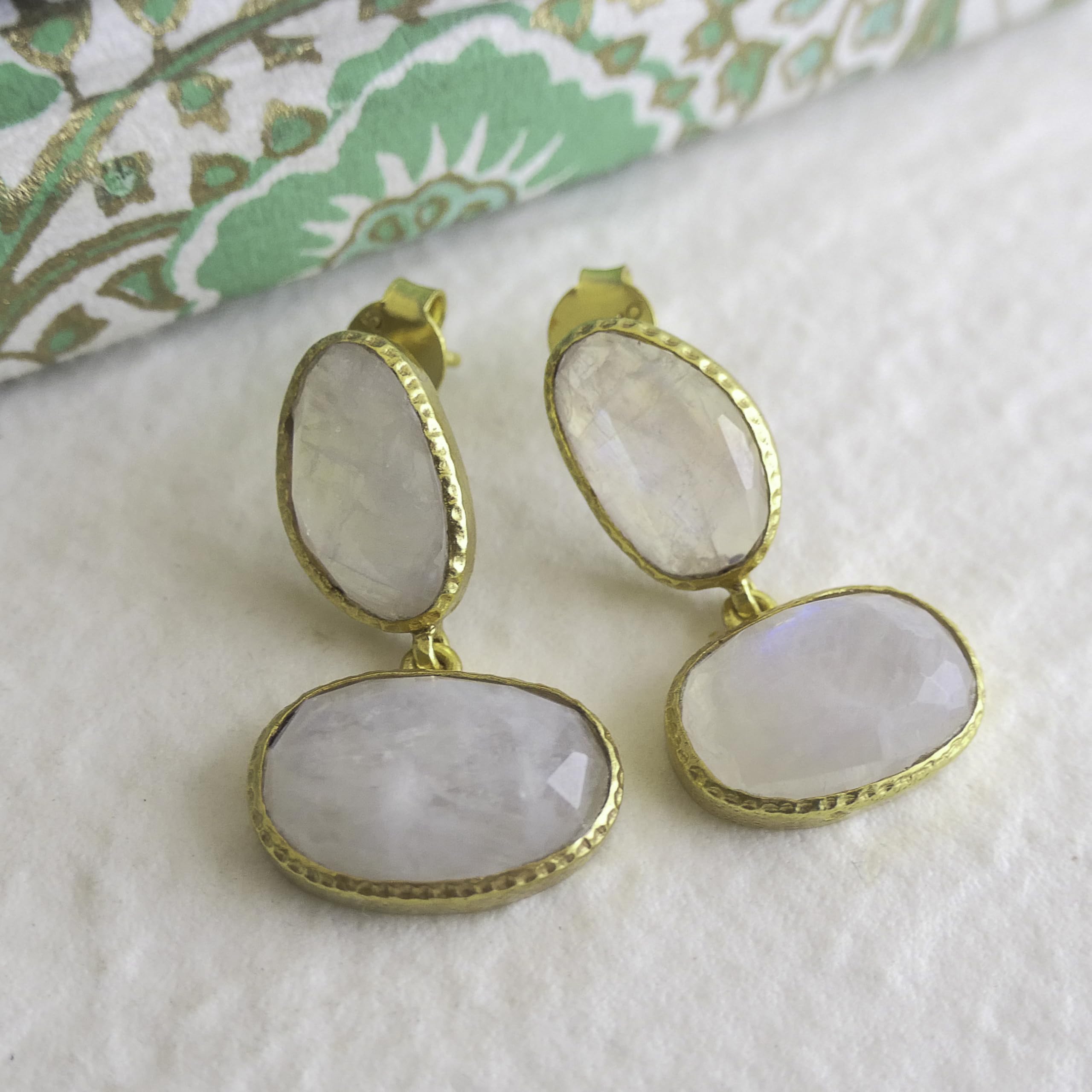 Pendientes colgantes de plata de ley bañada en oro con piedra lunar (piedra preciosa natural)