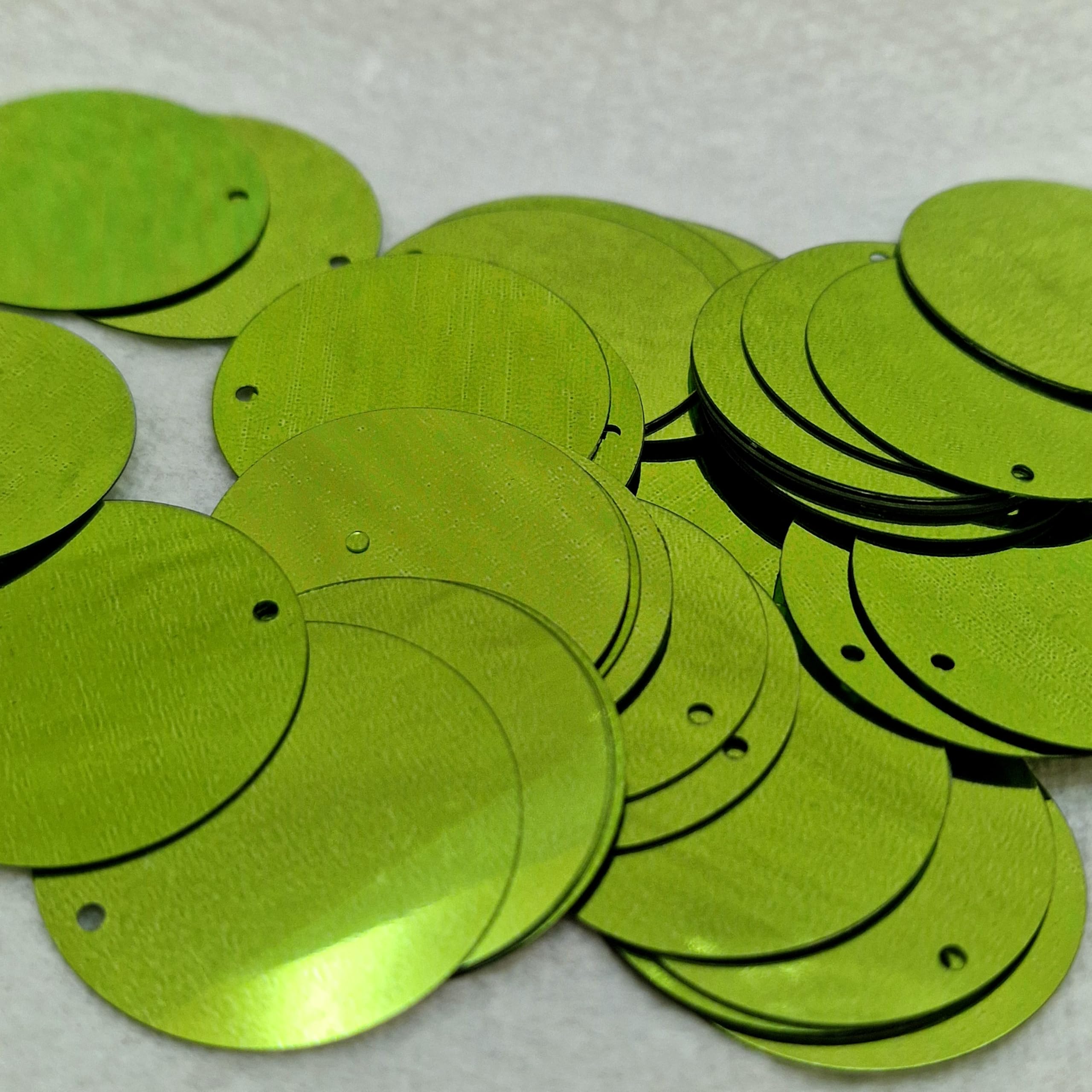 MajorCrafts 30mm 40g 150pcs Metallic Large Round PVC Sequins with 1x Hole (Light Green)