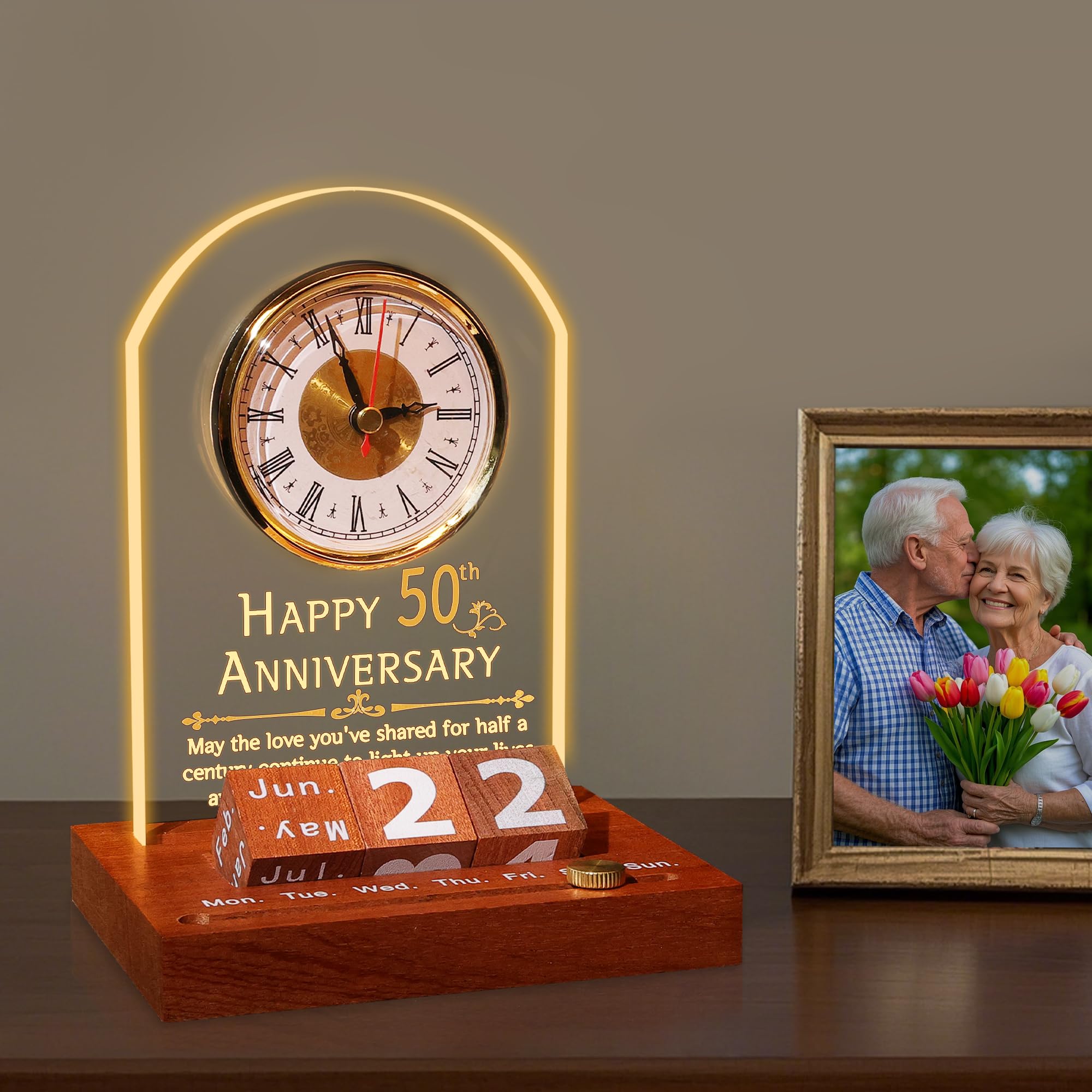 OkiyiD 50° Anniversario di Nozze, Orologio in Quarzo per Anniversario, Orologio da Scrivania, 50 Anni di Matrimonio, Nozze d'Oro per Coppia, Genitori, Nonni (Base in Legno con Luce LED)
