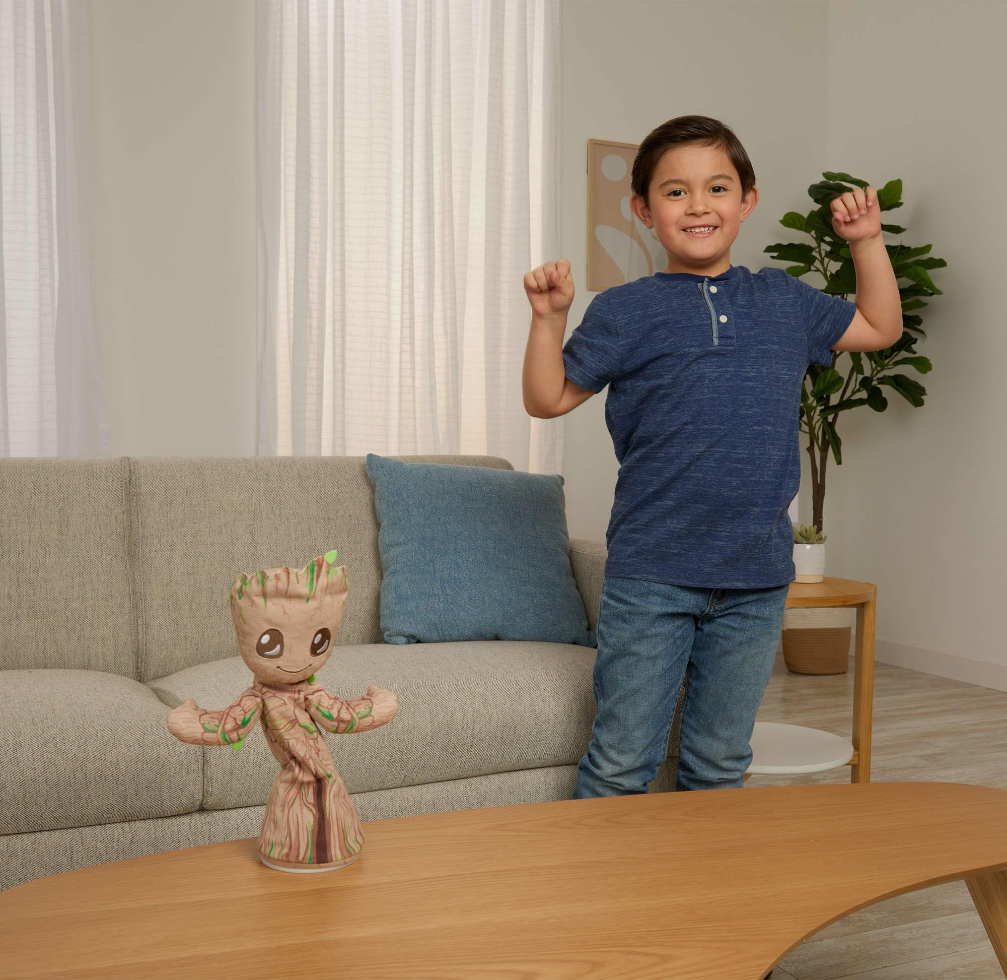 Mattel Marvel Plüschfigur, Tanzender Groot, englischsprachiges Kuscheltier, ca. 33 cm groß mit Geräuschen, Sätzen, Musik und Tanzbewegungen, JDW97