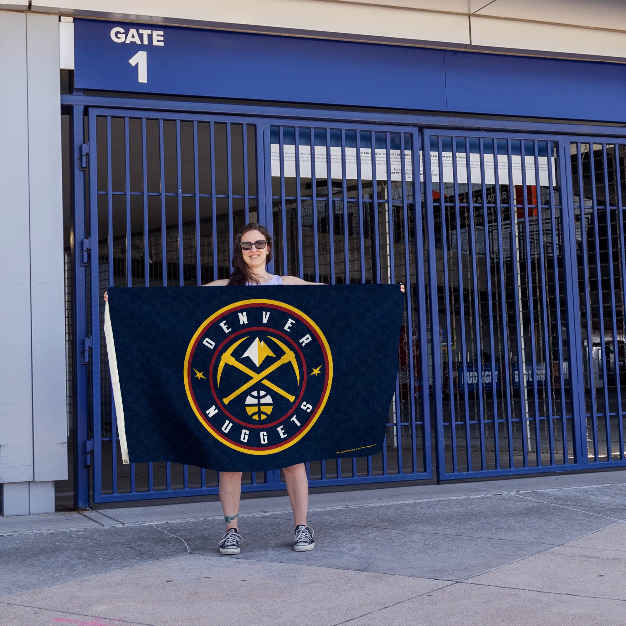 Set Bandiera E Supporti Per Parete Denver Nuggets - Gagliardetto In Feltro 30x76 Cm Con Adesivi
