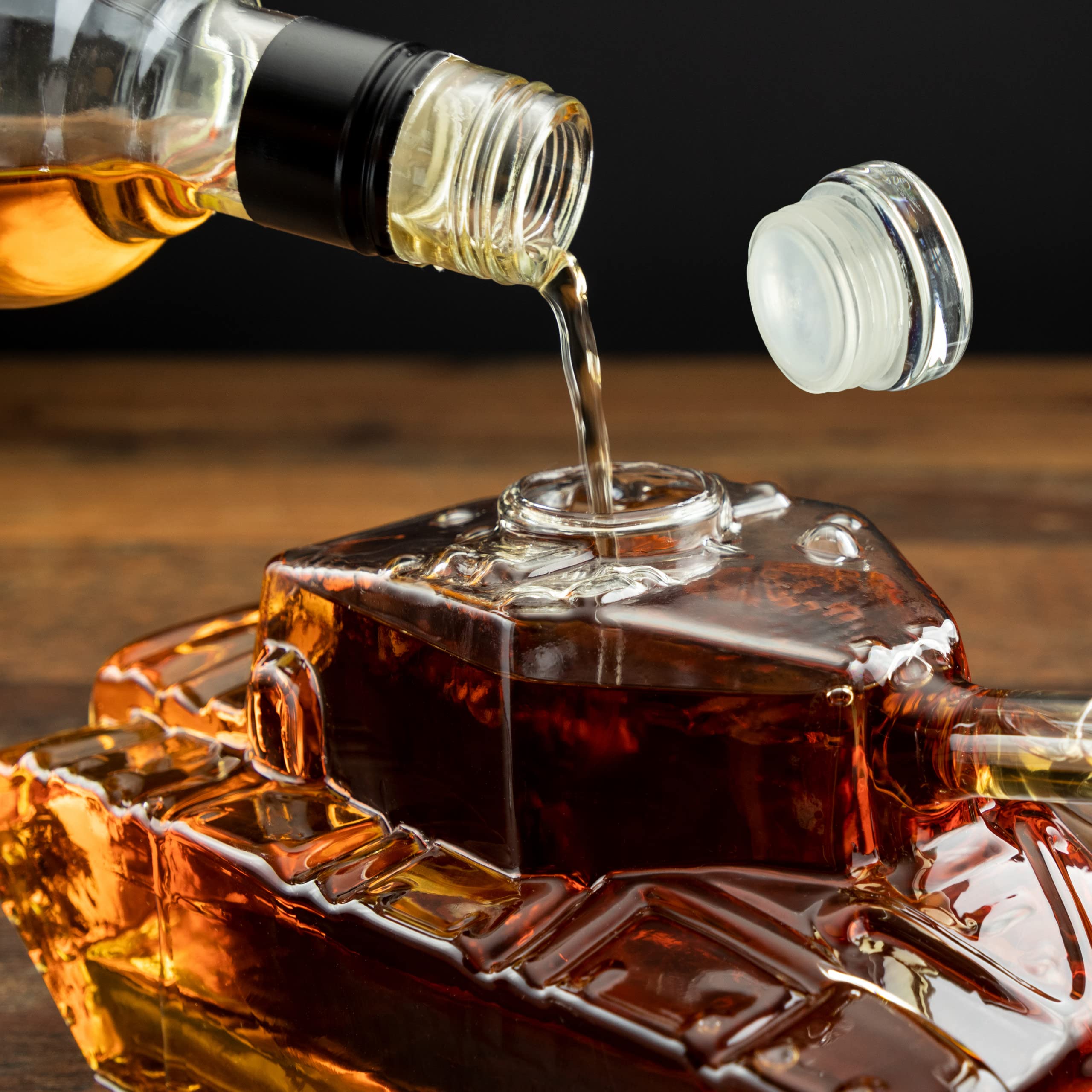 Froster Tank Decanter, Carafe à whisky en forme de char, 1000 ml carafe à rhum, Cadeau homme original, pour un amateur de whisky et d'histoire militaire, Carafe en verre
