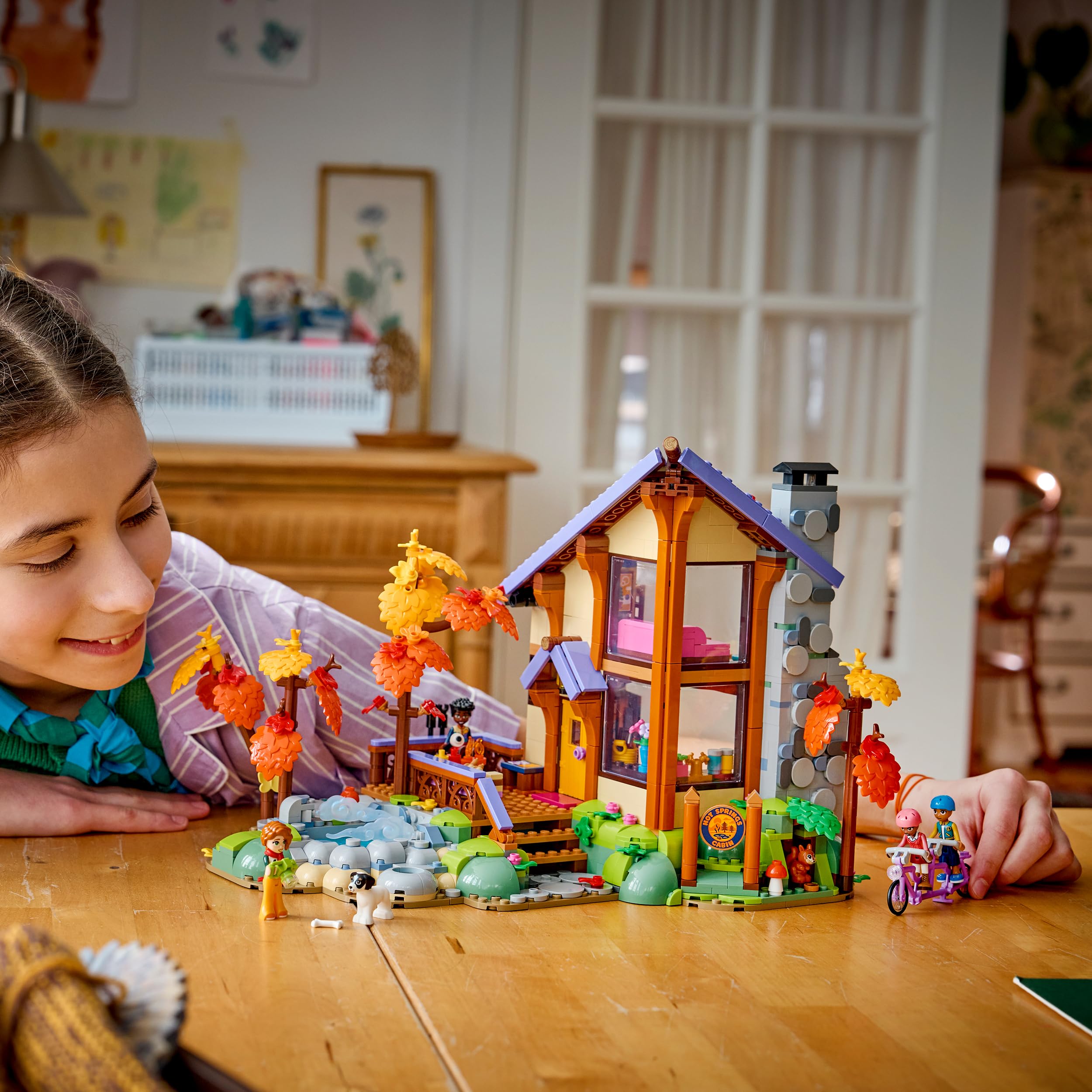 LEGO Friends Jesienna leśna chatka 42705 | Leśna chatka, zestaw do odgrywania ról, prezent dla dziewczynki i chłopca 9+, 1229 elementów