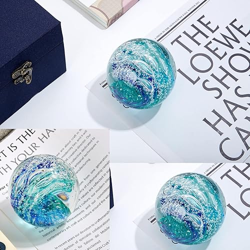 Miniatura 6 de THBEISSU Bola de cristal con diseño de océano azul soplado a mano, escultura para escritorio, colección, acuario y decoración del hogar, 3.15