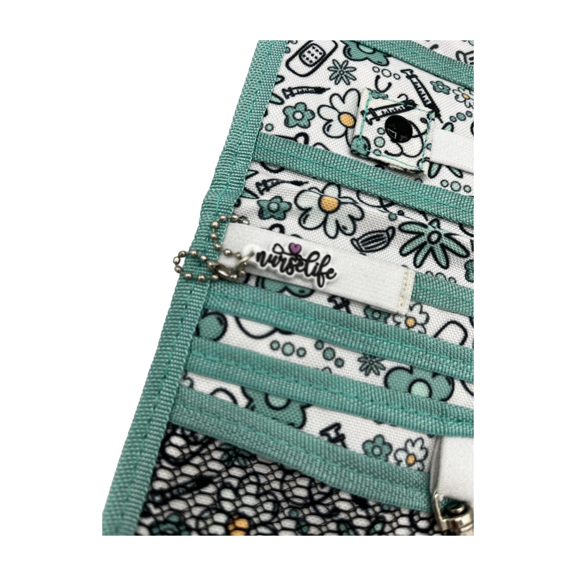Nurse Life Pack MAXI Organizador más Tijeras Mayo y Pico Pato - Punta Roma | - I love it -, Punta Redonda Profesional, Primeros Auxilios, Vendaje. Acero pulido. Verde Moda.