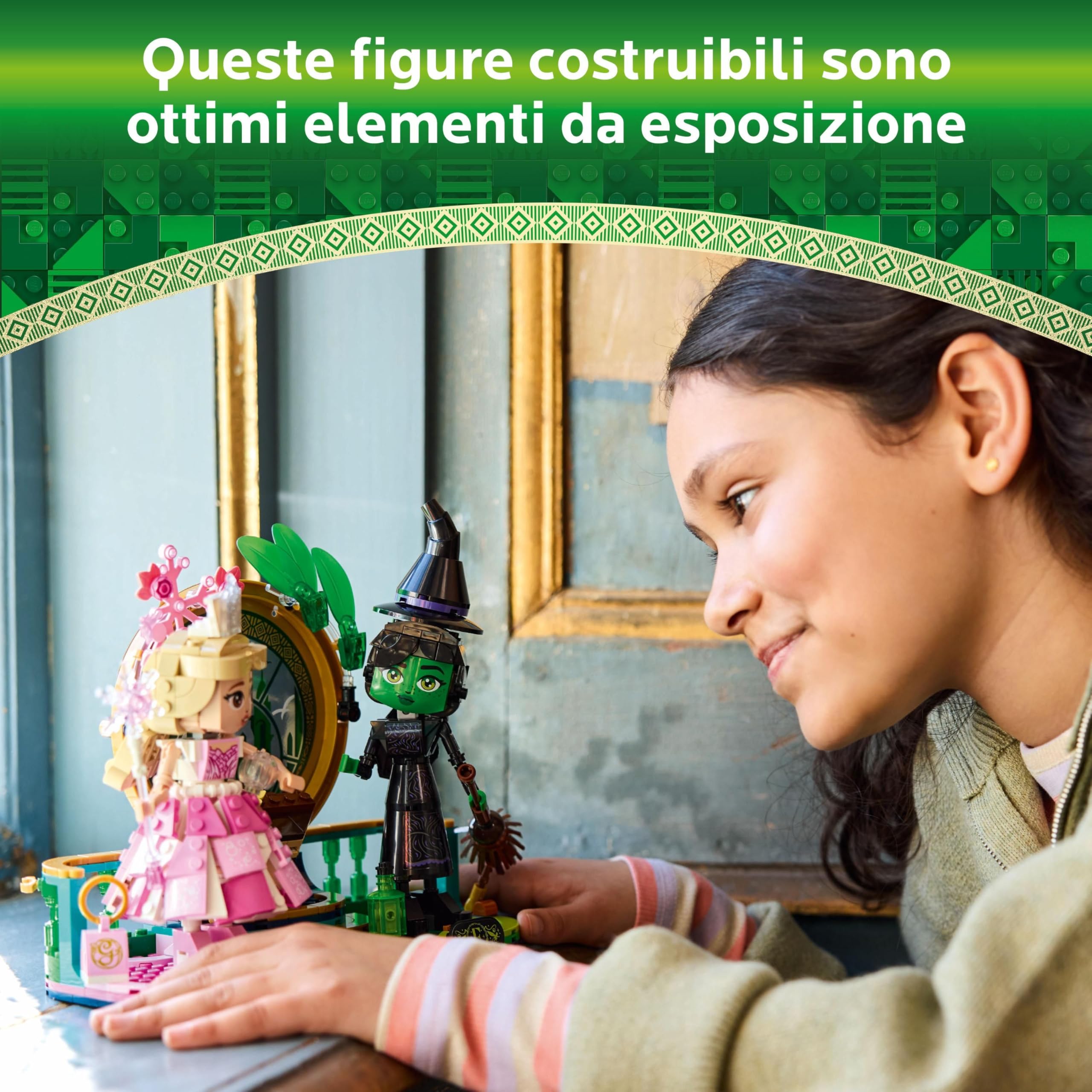 LEGO Wicked Personaggi di Elphaba e Glinda - Giocattolo da Esposizione con Accessori Inclusi Scopa, Corona e Borsetta oltre a Scena con Finestra - Regalo per Bambine da 10 Anni Fan del Film - 75682