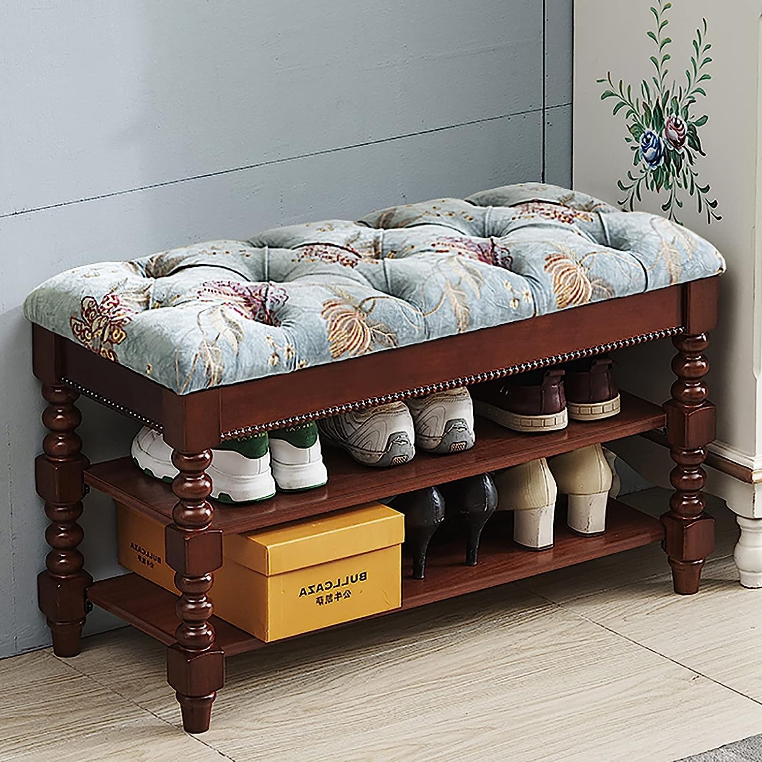 Banc à chaussures de couloir artisanal pour créer une ambiance de maison de famille
