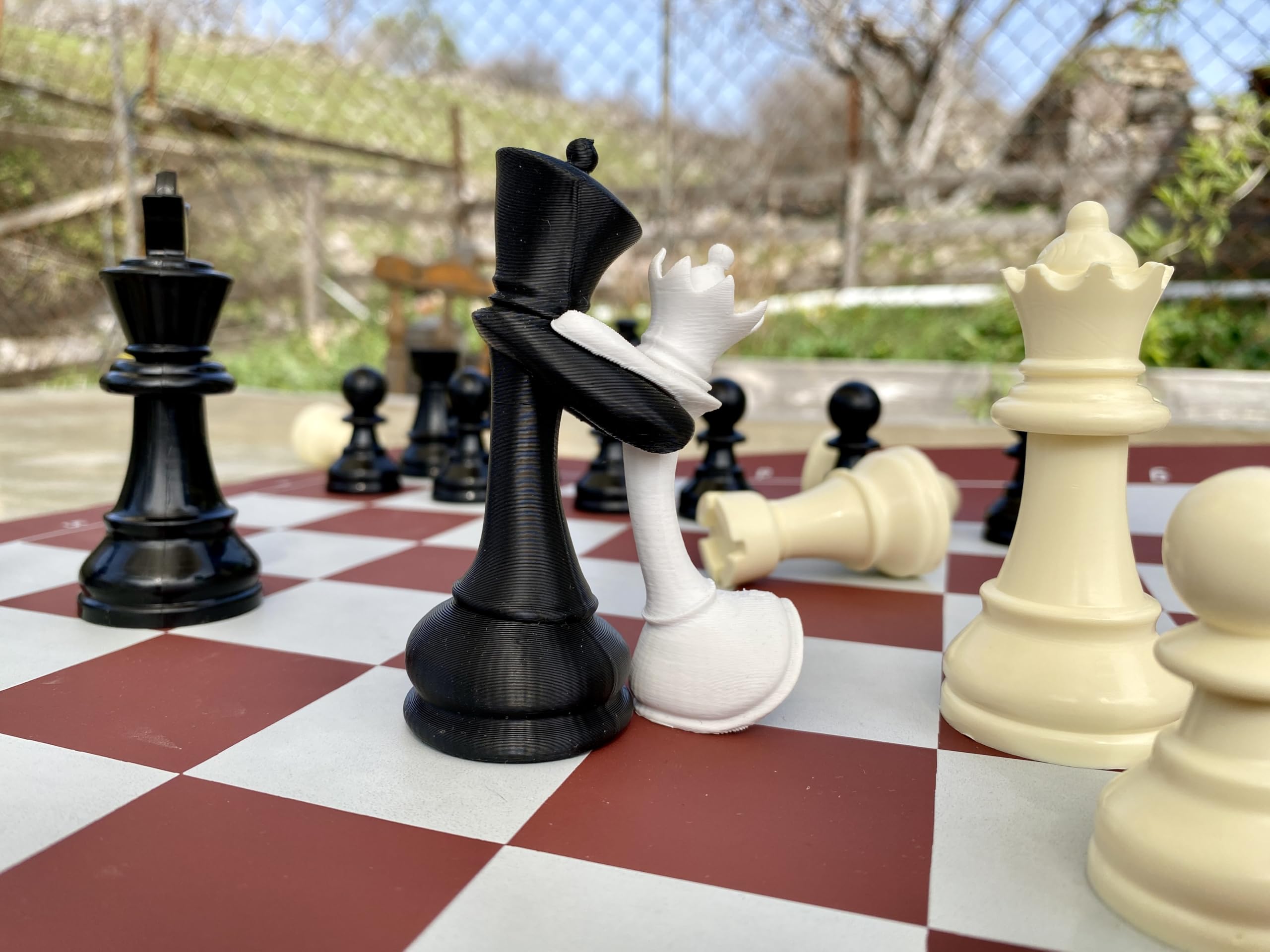 Chess King & Queen Hugging Statue – 3D Printed Romantic Chess Decor – Unique Couple Gift, Anniversary, Wedding & Valentine’s Day Decoration – PLA Chess Lovers Figurine