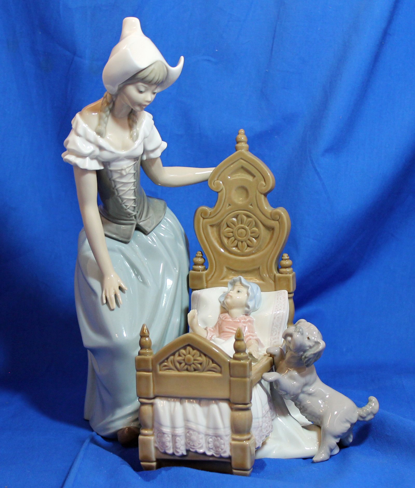 Lladro Figurine, 5083 Dutch Mother, Mother Putting Baby to Sleep