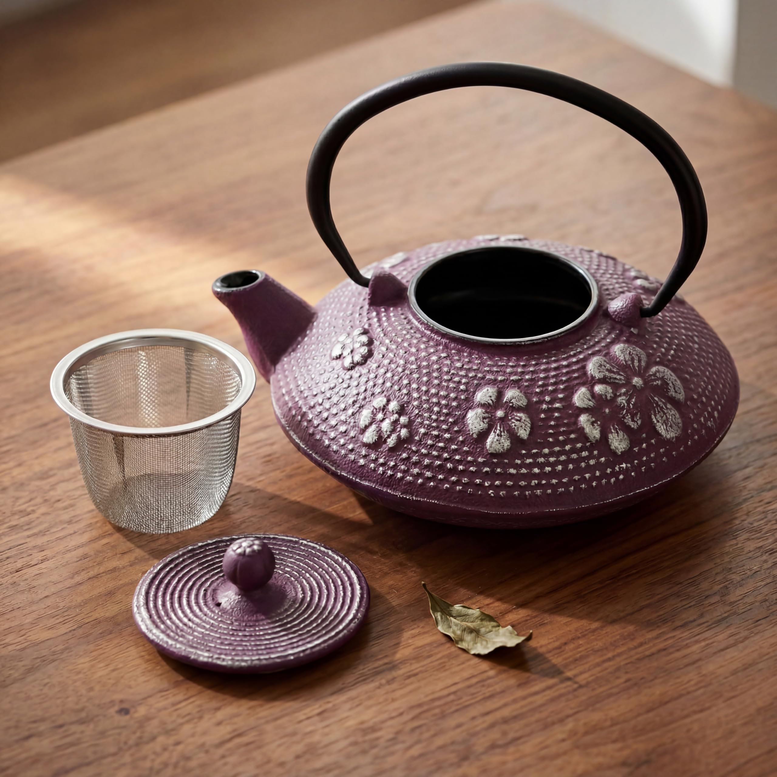 SO SKIN IDASY – Théière en fonte japonaise 900 ml, prune profonde patinée aux reflets argentés, motif pétales relief, filtre inox amovible, intérieur émaillé, design élégant, idée cadeau maison