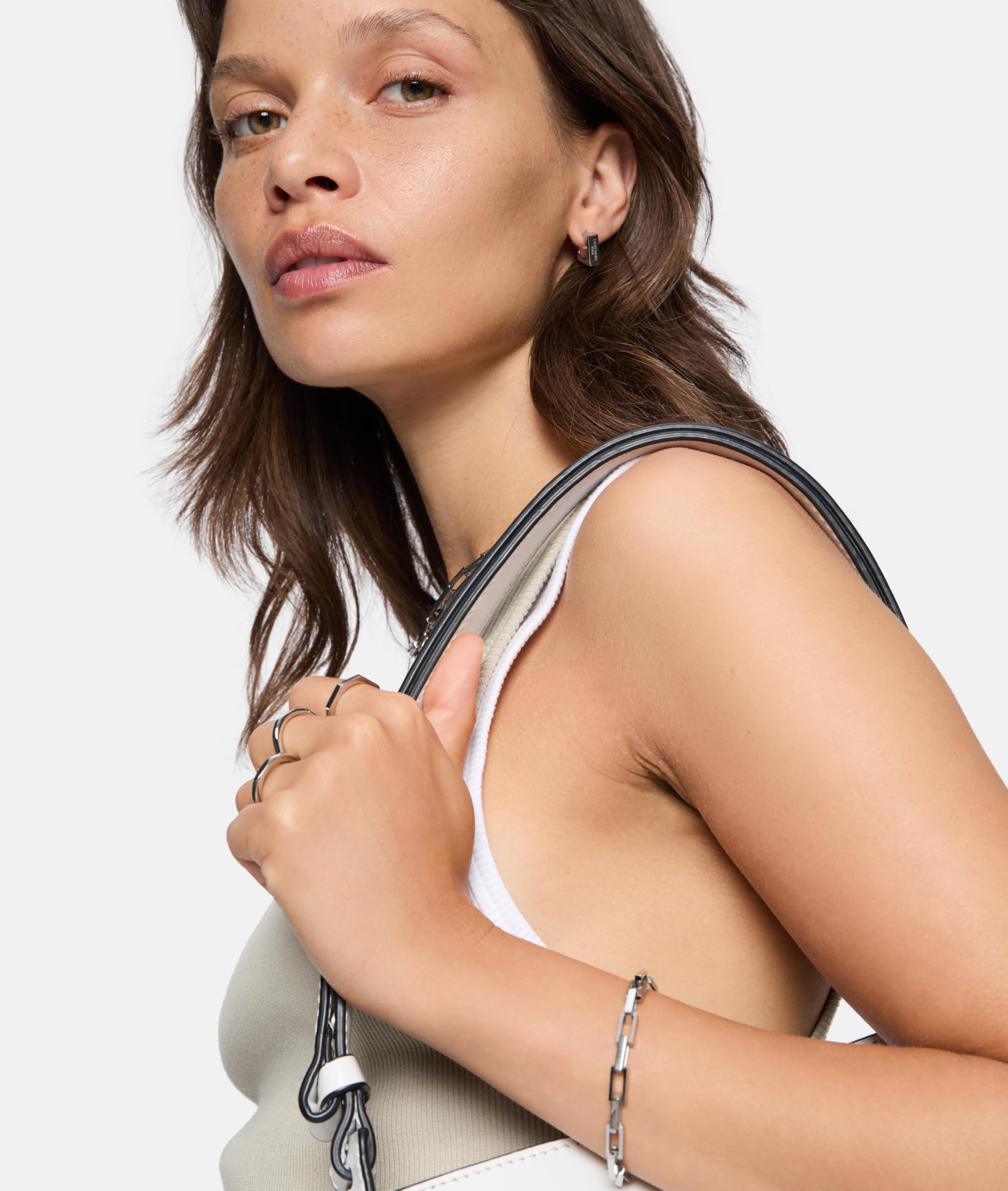 LIEBESKIND BERLIN Damenschmuck– Kette und Armband aus cooler eckiger Linkchain und passenden Ohrsteckern aus Edelstahl – Moderner Schmuck für Alltag & besondere Anlässe