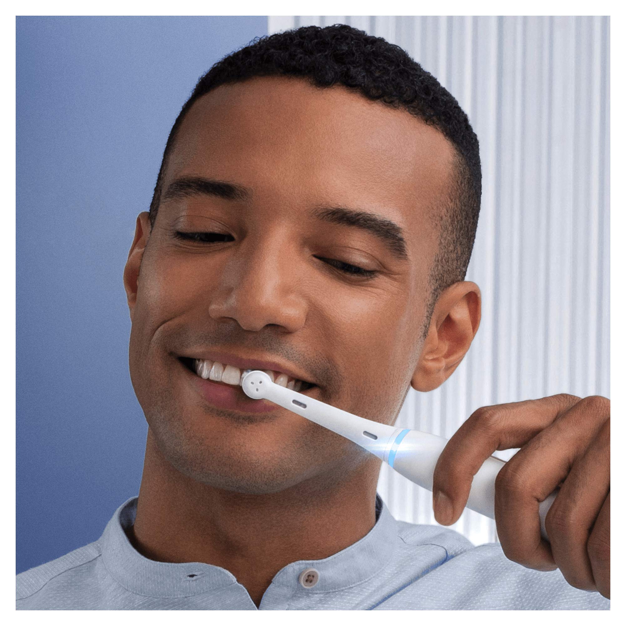 Oral-B iO 7n Cepillo Eléctrico Recargable Tecnología De Braun, 1 Mango Blanco Con Diseño De Alta Gama Y Tecnología Magnética, Pantalla En Blanco Y Negro, 1 Cabezal Recambio, 1 Funda De Viaje Premium