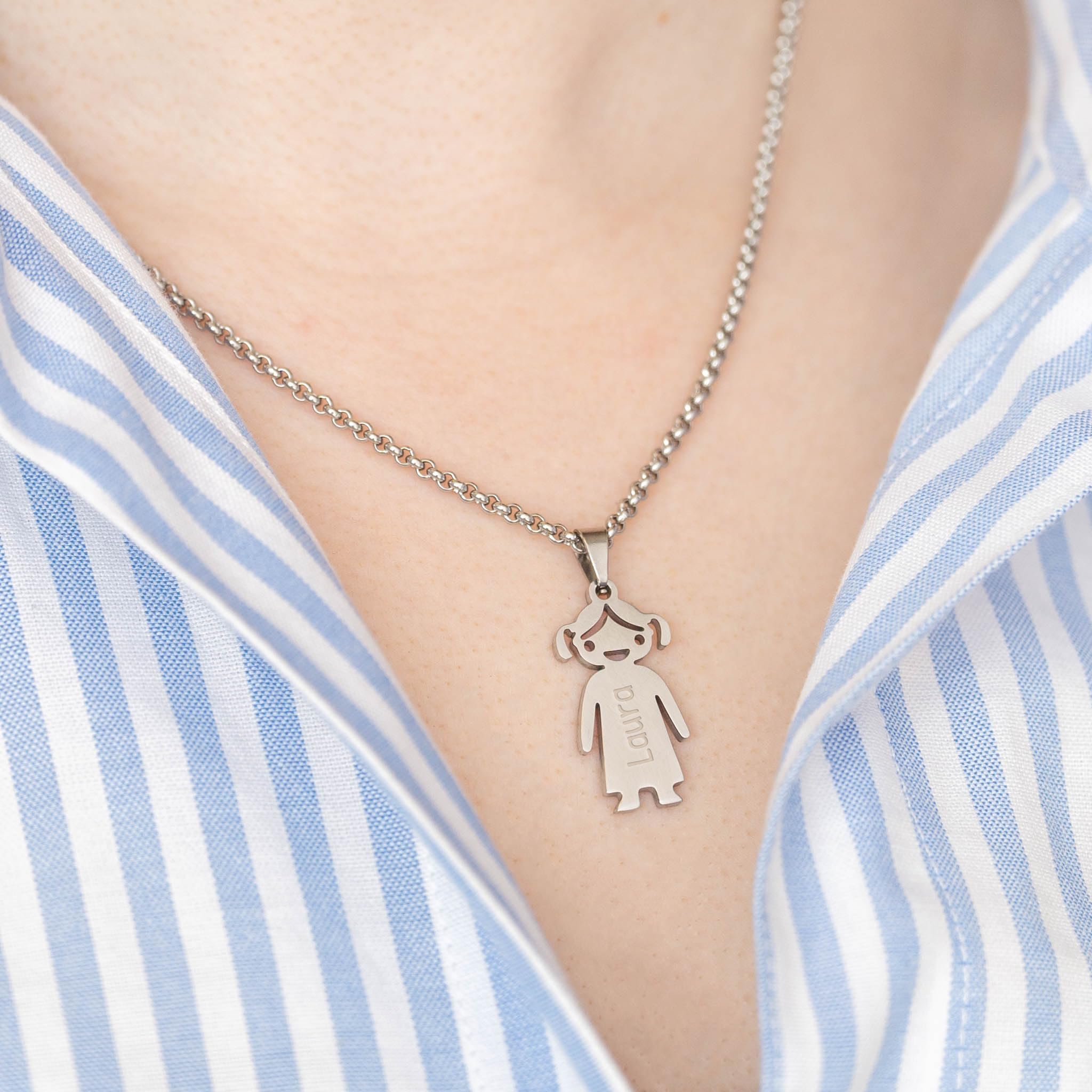 Wanapix | Colgantes Grabados con Figuras de Niños y Niñas | Personaliza ambos lados con Textos Grabados | Modelo Niño o Niña | Colgante Personalizado de Acero Inoxidable