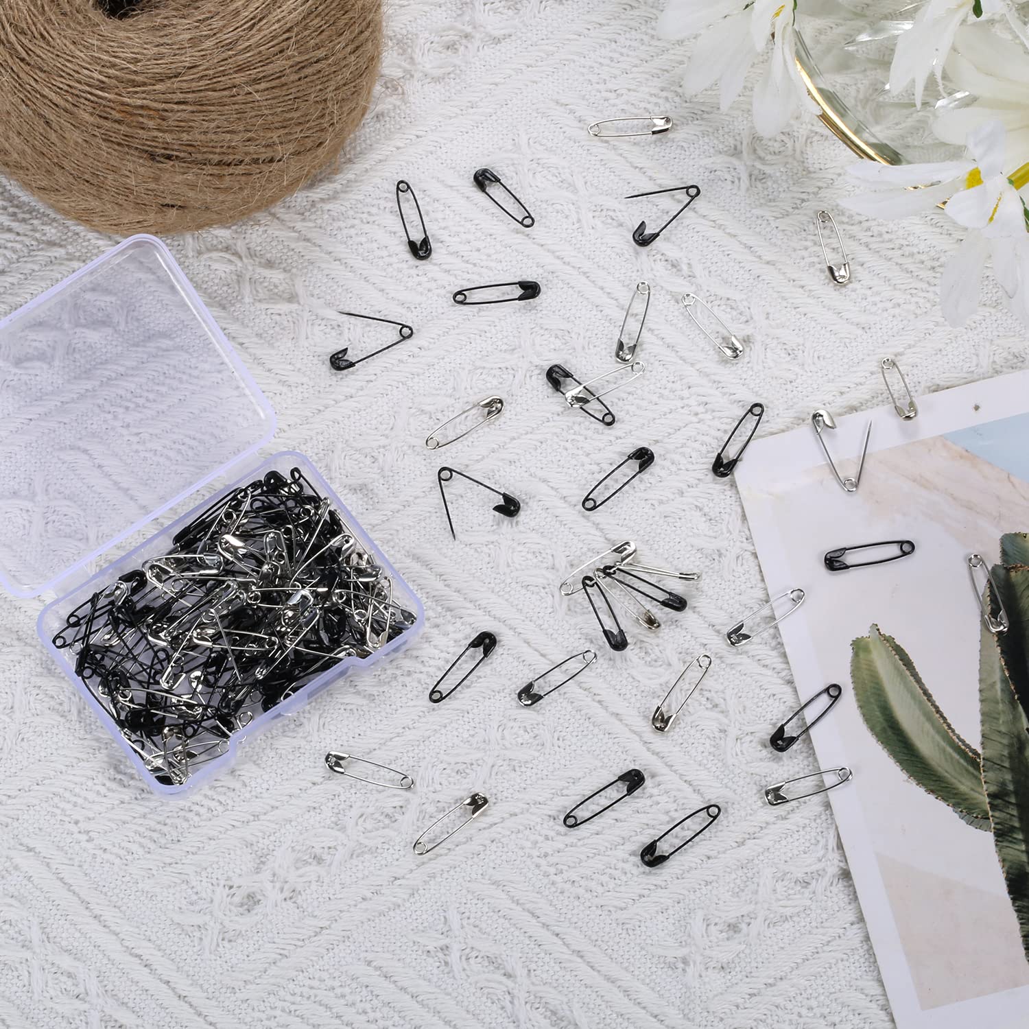 120 Pezzi Spille da Balia con Custodia Trasparente, 19mm Assortite Spille da Balia Colorate Piccole Nichelate Acciaio Inossidabile Safety Pins per Vestiti Cucito Artigianato Gioielli Fai Da Te