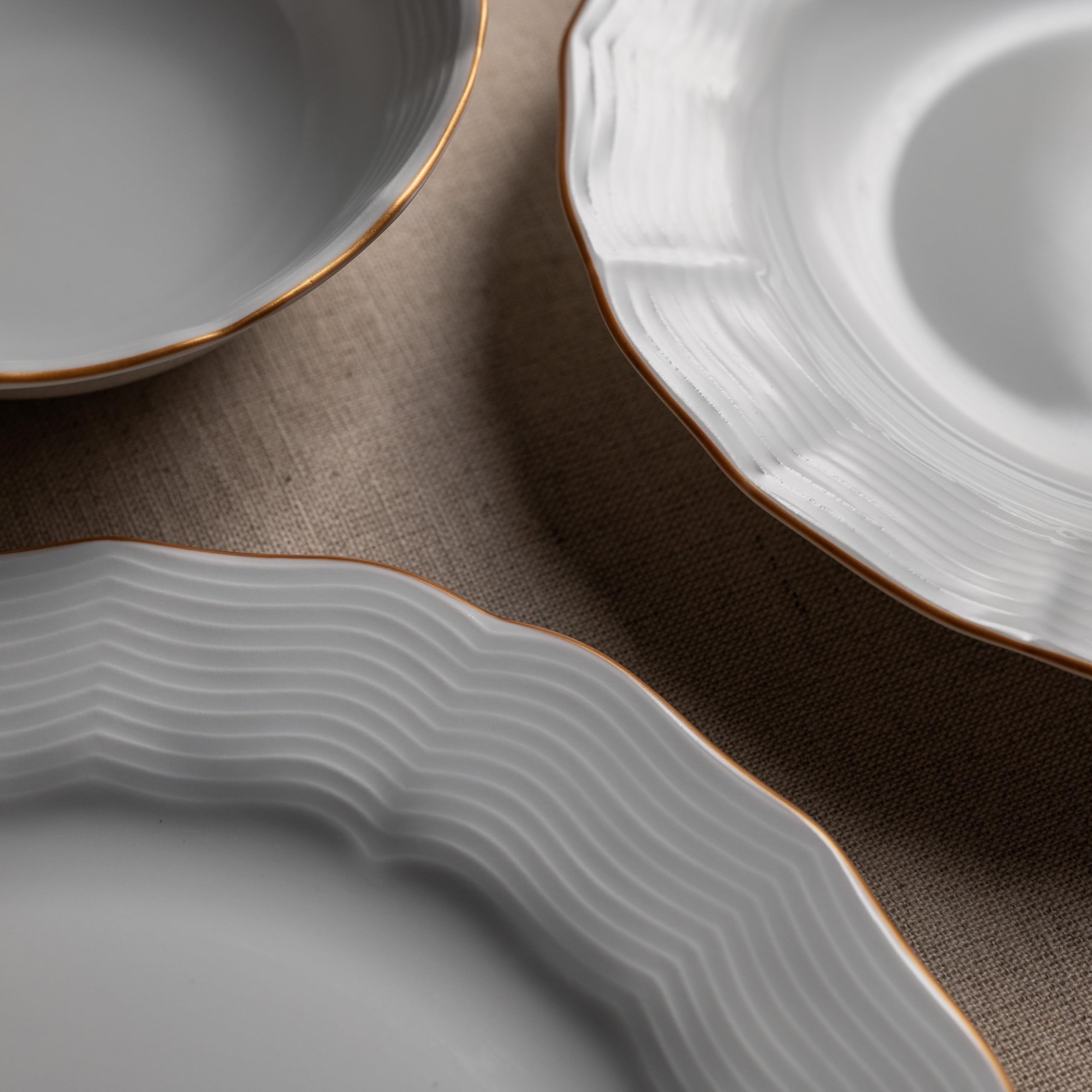 Porland Vajilla de porcelana ondulada, 18 piezas, color blanco y dorado, vajilla completa y elegante para 6 personas