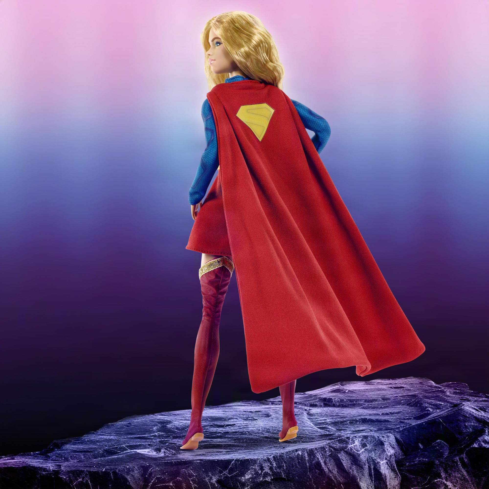 Barbie Signature Lalka DC Supergirl, blondynka w kostiumie superbohaterki i pelerynie, kolekcjonerska lalka w opakowaniu ekspozycyjnym ze stojakiem, JJY04