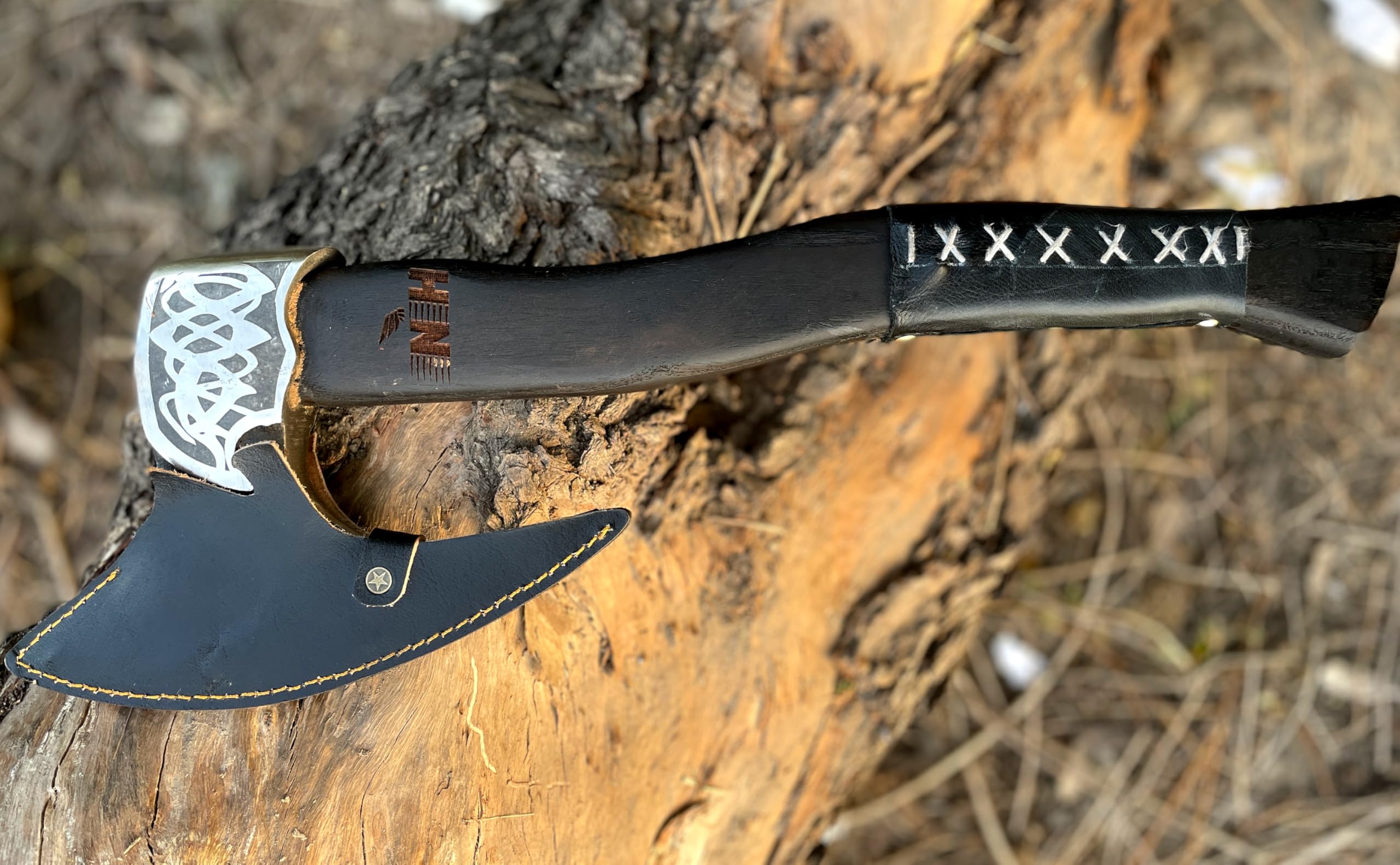 NovaHaven Handgefertigte Dekorative Axt – Klinge aus Kohlenstoffstahl mit Eschenholzgriff – Verschiedene Klingendesigns mit Ledergriff – Inkl. Schutzhülle – 4 Varianten (Curved Blade)