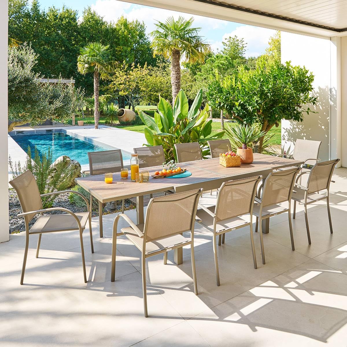 Hespéride - Table de Jardin Extensible Piazza Café - 10 Places - Aluminium Traité Epoxy Antirouille - Plateau Verre Trempé Effet Bois - Meuble d'Extérieur à Rallonge Coulissante