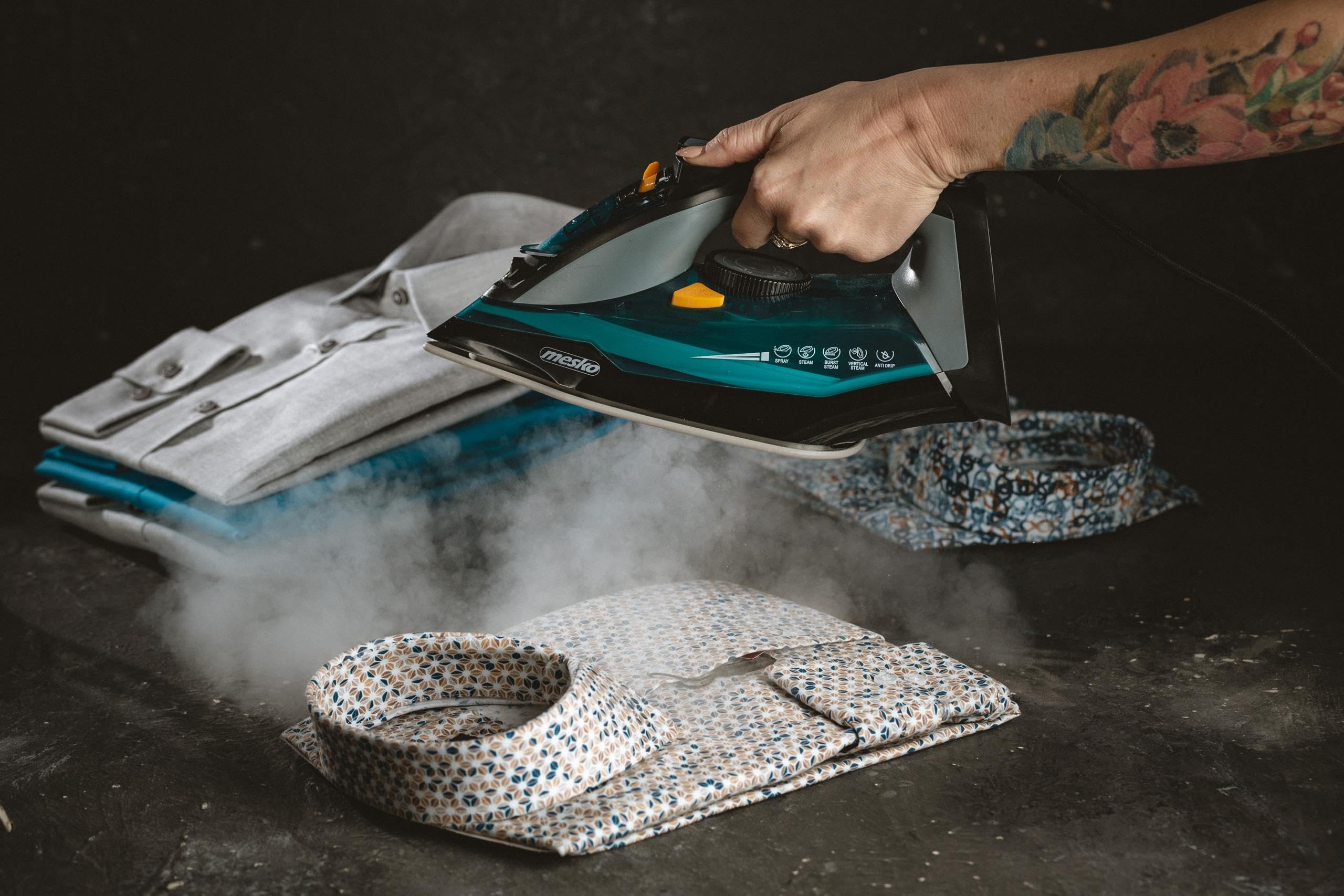 Mesko MS5041 Plancha Ropa Vapor Vertical Suela Cerámica, Golpe de Vapor 80 g/min, Vapor Contínuo 45 g/min, Autolimpieza, Sistema Antigoteo y Antical, 3000W, Depósito 350ml